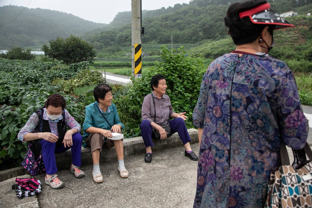 罗正顺(左)、全宋子和洪锡顺正在等出租车。