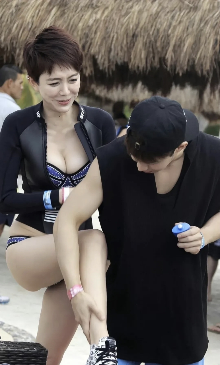 姜妍 这身材超赞了吧,简直就是黄金比例,再搭配她超高的颜值,美腻了!