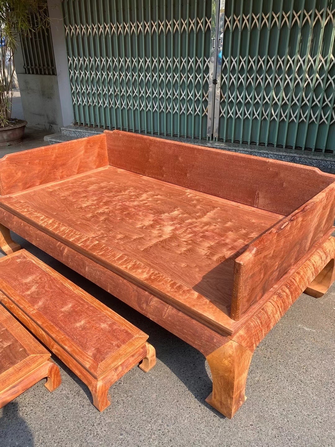 缅甸花梨大果紫檀虎皮纹三围板罗汉床