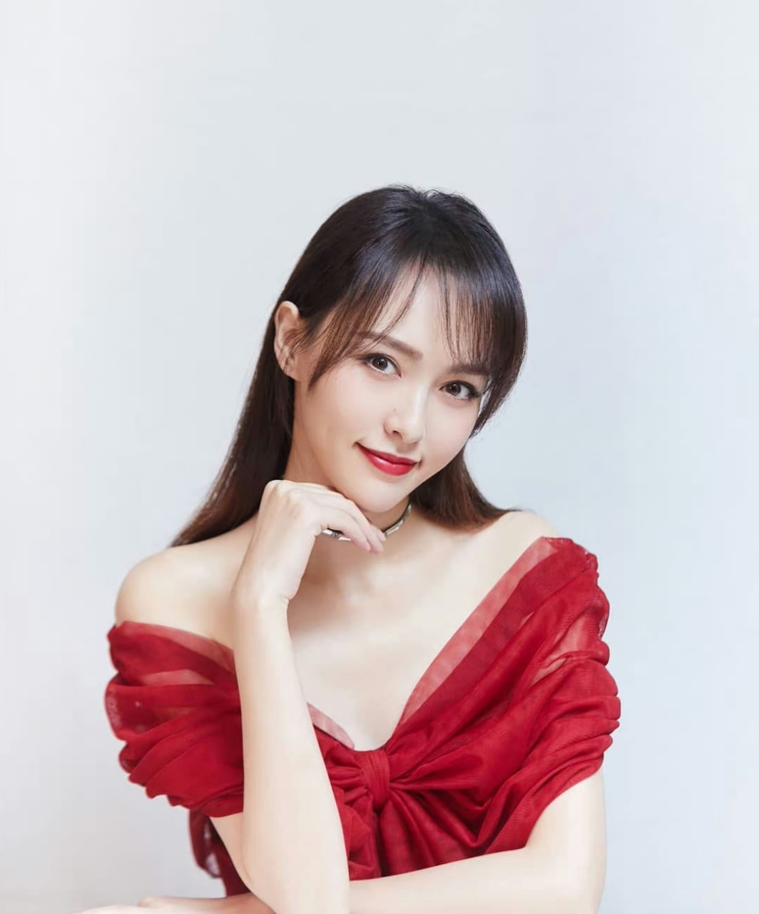 唐嫣# 一袭红色漏肩纱裙,清纯甜美的容颜,性感妖娆的身材,前凸后翘