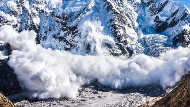 雪崩唯美图片