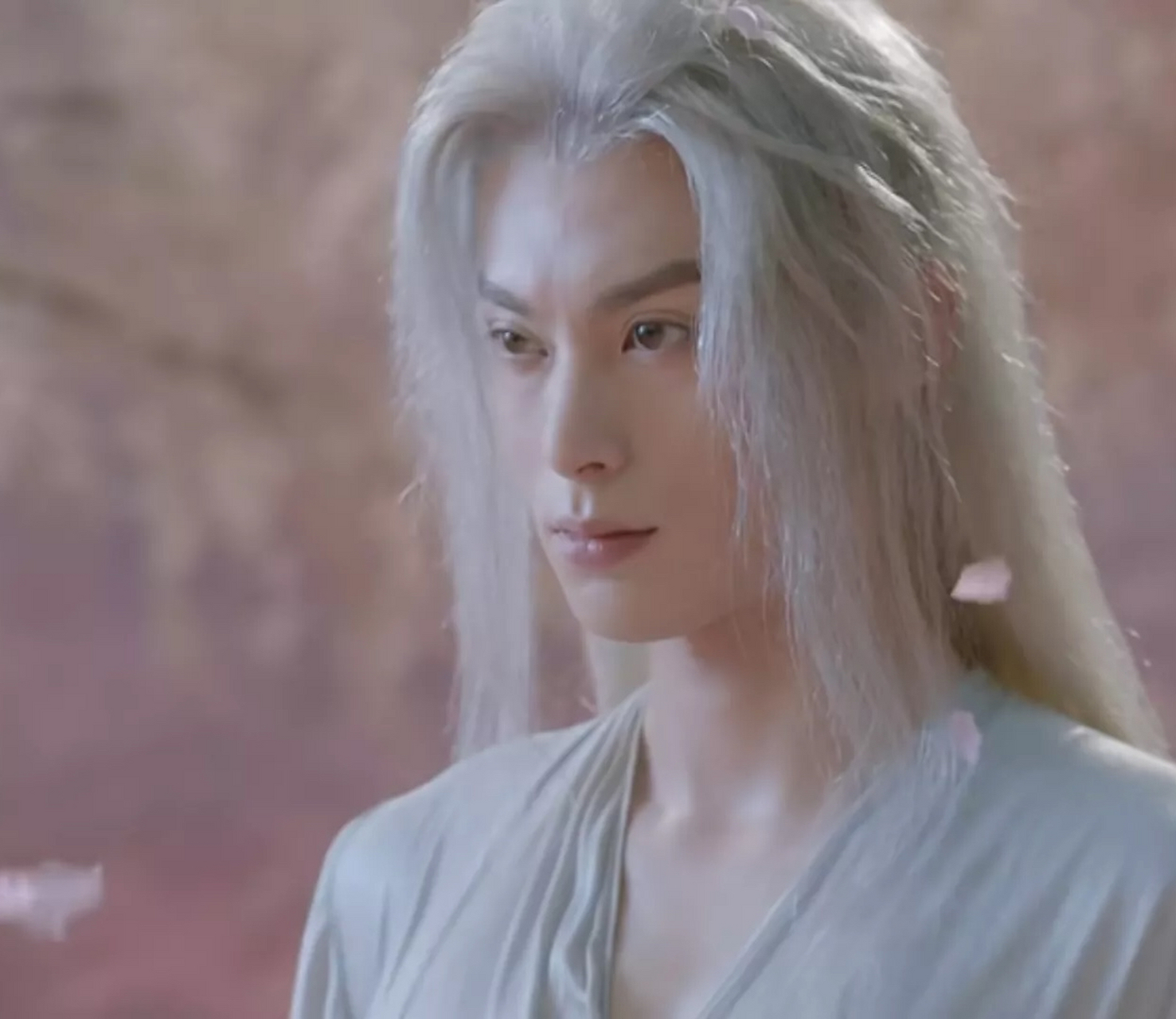 王鹤棣这次在《苍兰诀》里的白发造型,虽然焗了油,做了离子烫,头发比