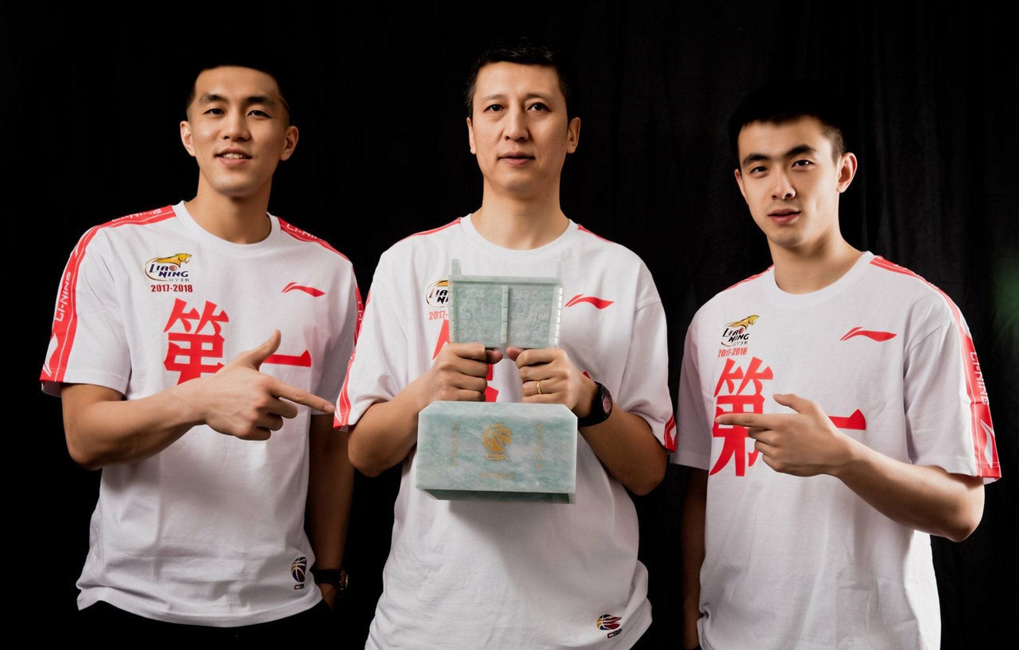 辽宁男篮,第一次夺冠的照片,这奖杯,真好!#cba# #辽宁男篮