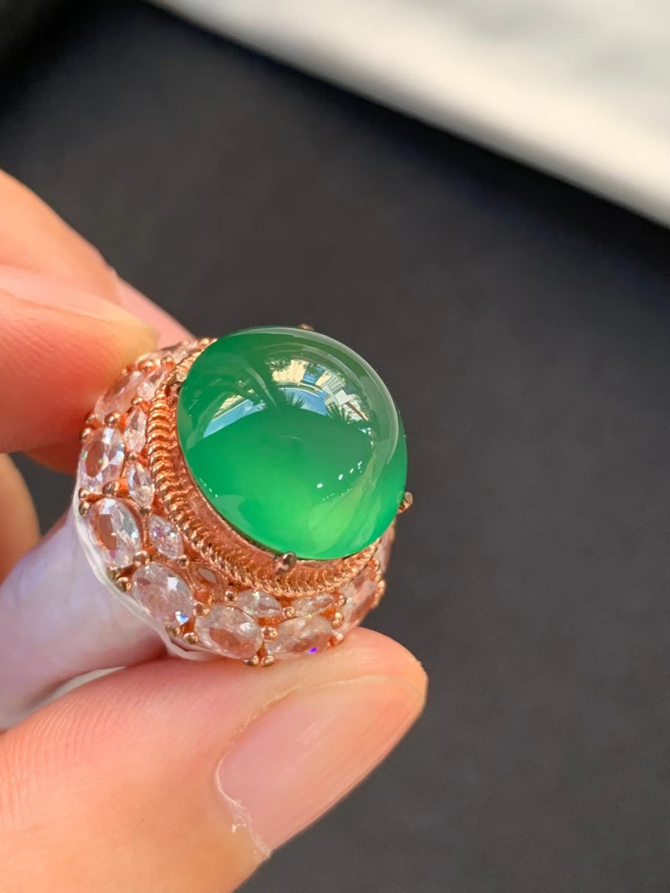 点击头像看直播# #翡翠# 高冰木那绿戒面,种好色好,色泽艳丽明亮,种