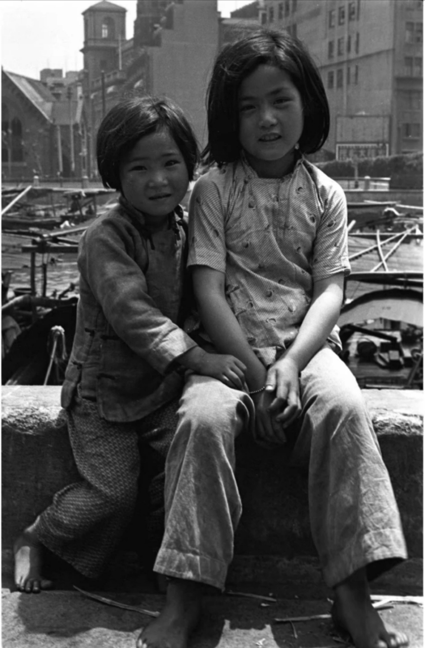 1937年,两位上海小女孩坐在石阶上合影!