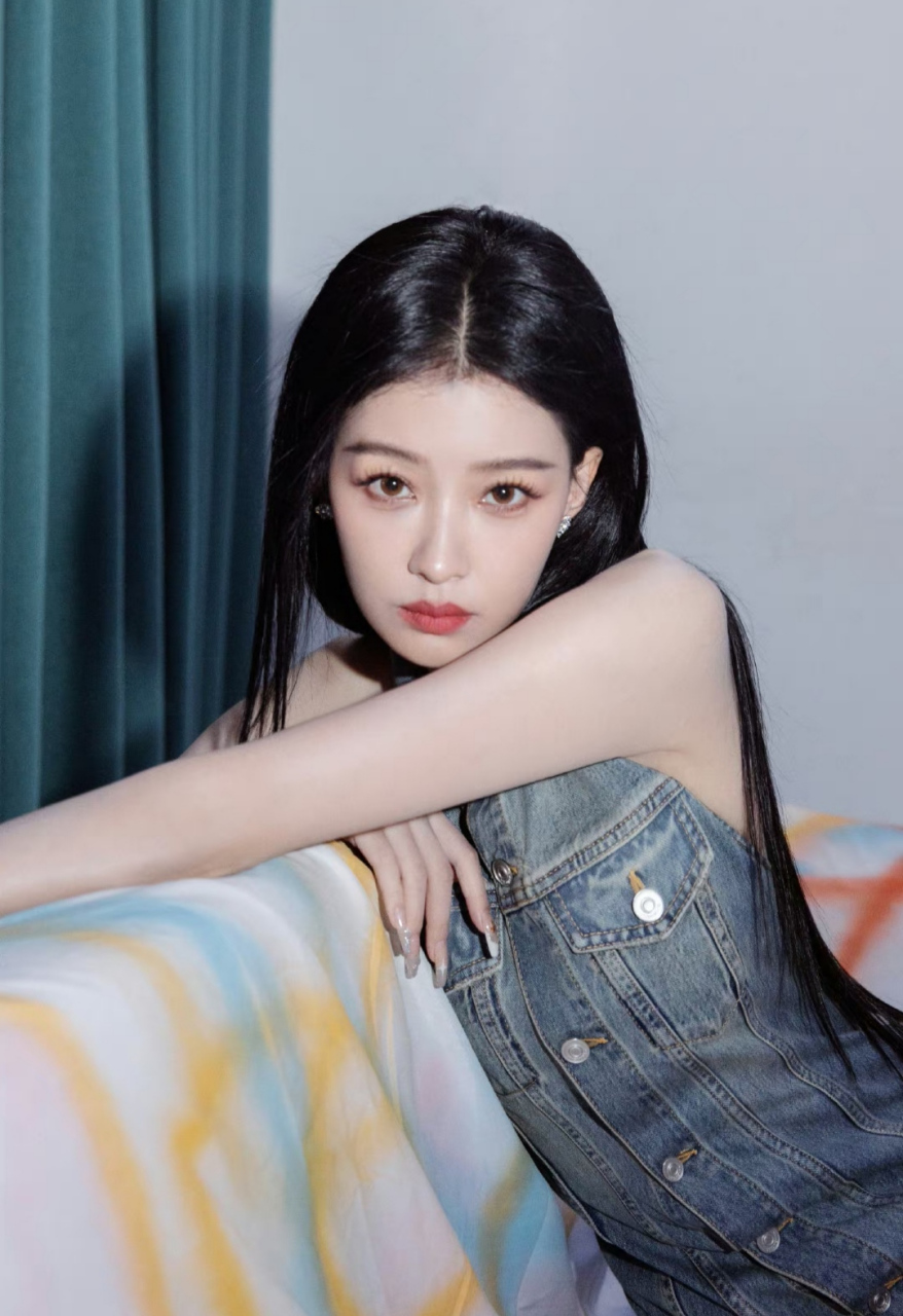 甜美优雅,妩媚动人的#孙怡# 一袭挂脖露背牛仔裙,肤白貌美,五官精致