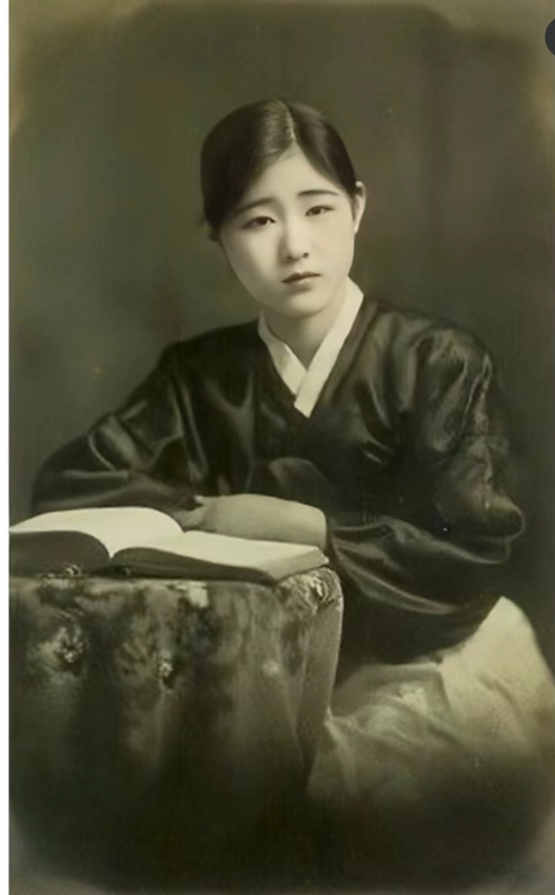 一百多年前,韩国最有名的妓女张莲红,她穿着传统服饰,面容羞涩,很是