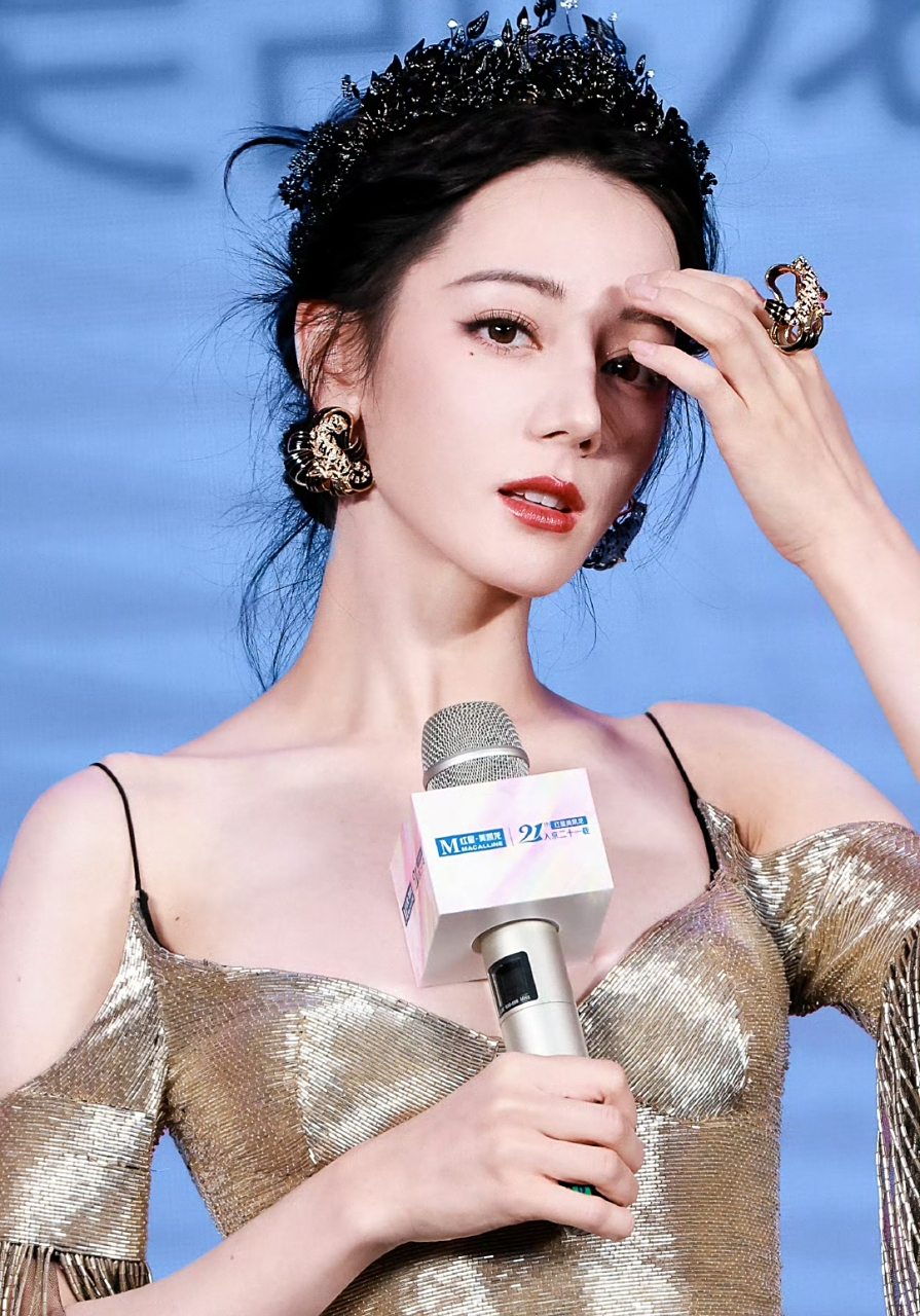 迪丽热巴穿着一袭鎏金裙华丽高贵,仿佛从童话世界走出来的公主