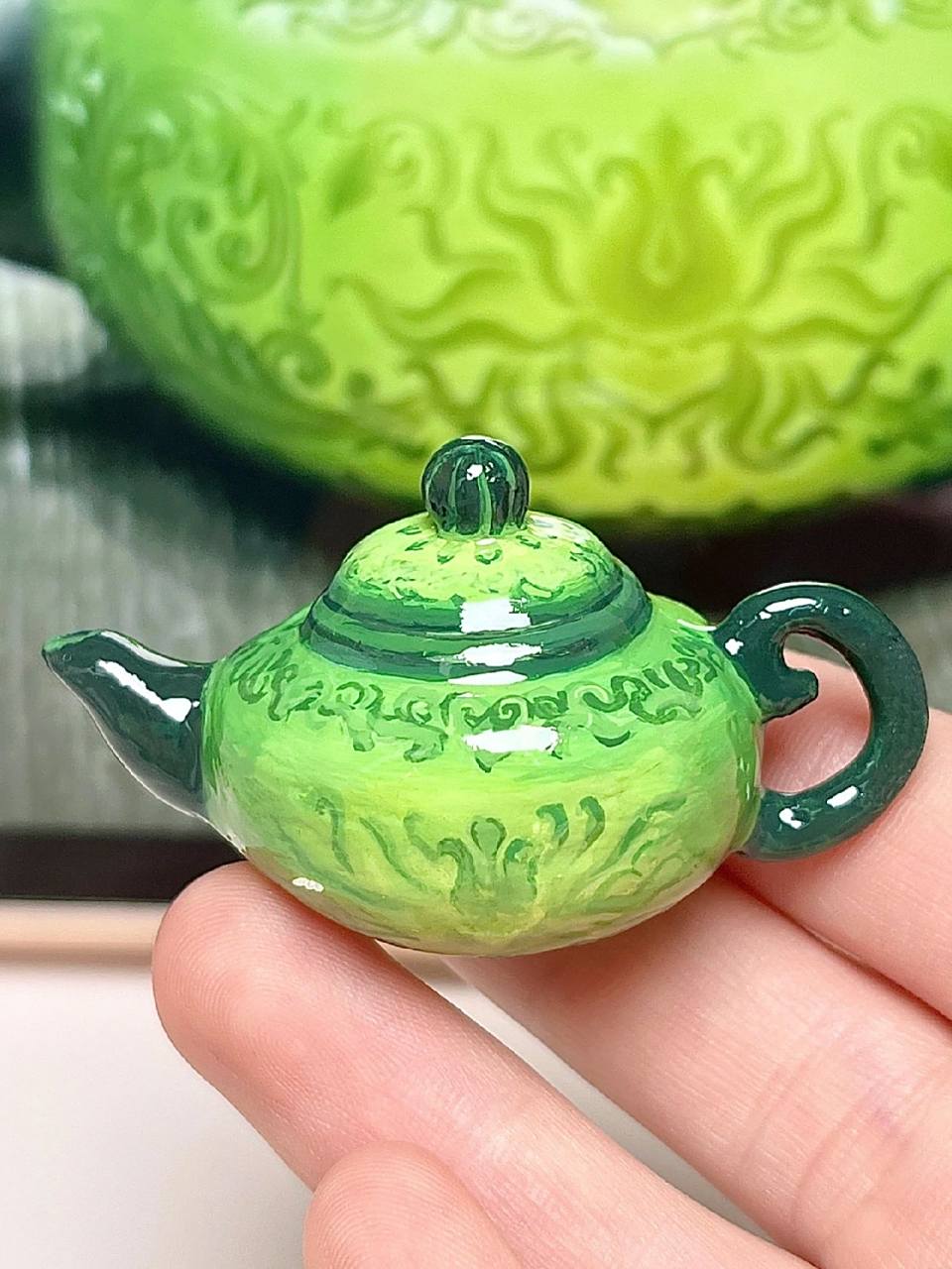 是中华缠枝纹薄胎玉壶!  用石塑粘土把这个小玉壶做出来啦!