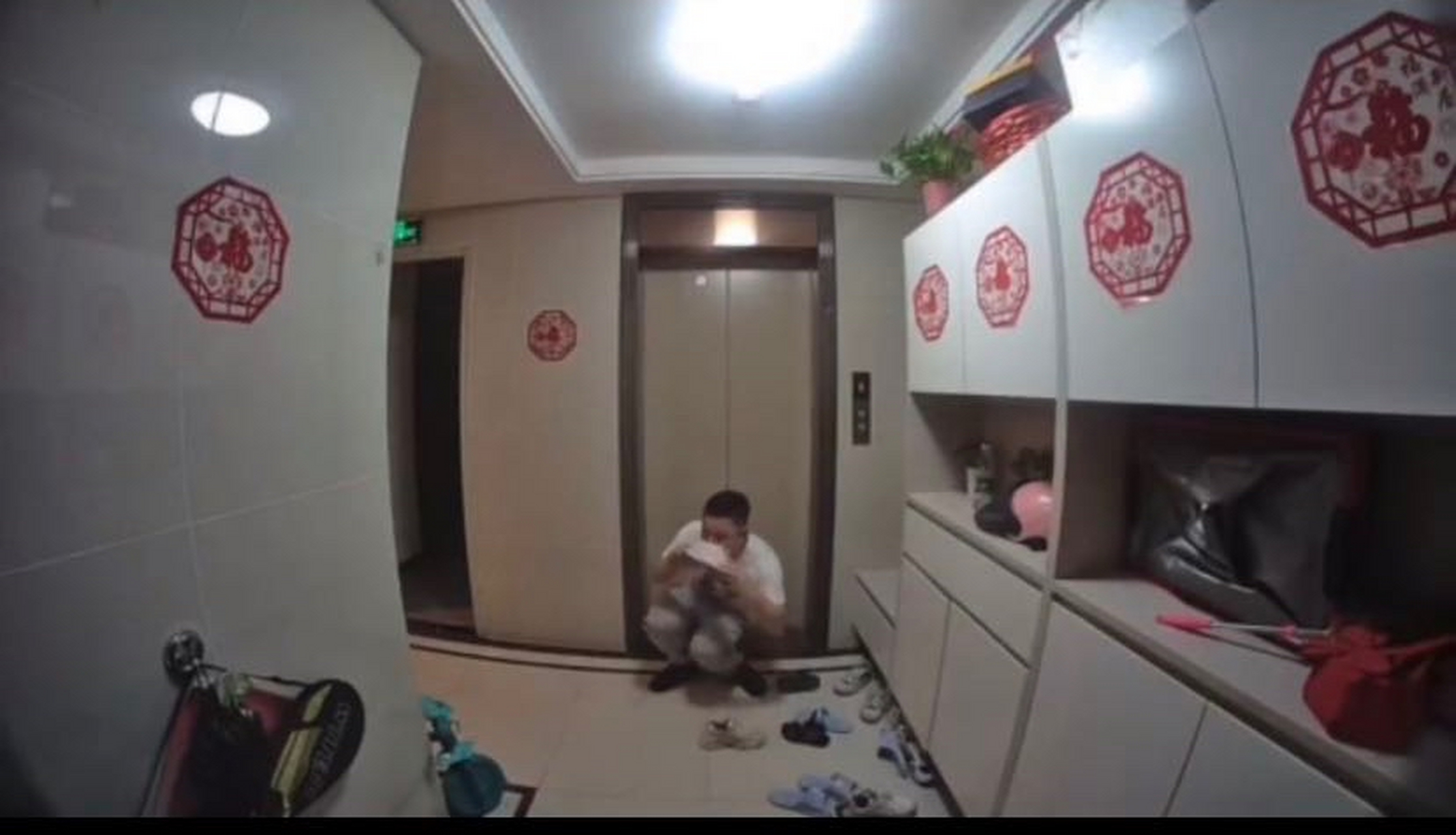 男子混进小区楼道内舔女业主鞋底,业主:变态的很!