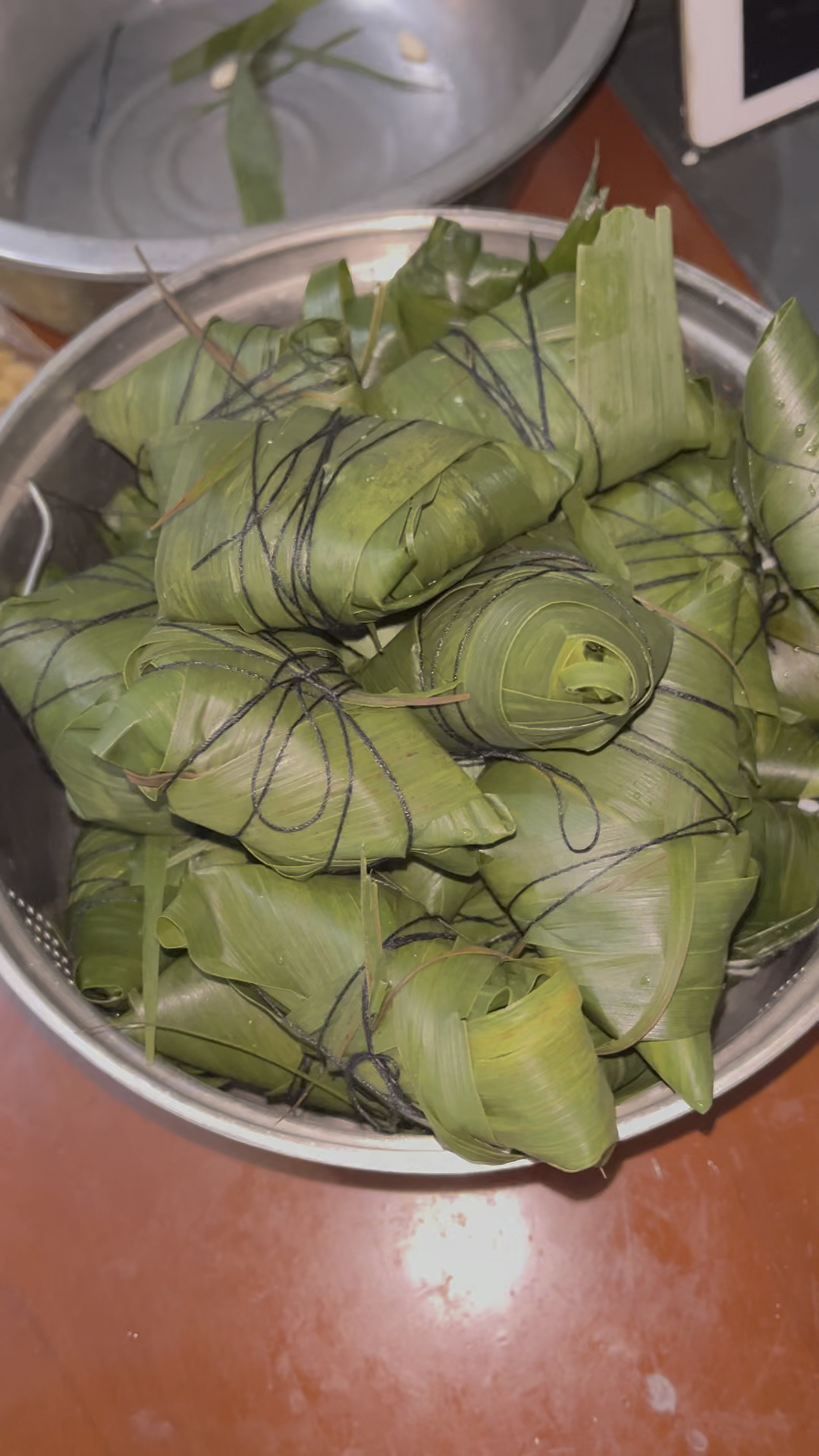 粽子太难包了,不是捏扁了就是叶子破了,只能五花大绑,米很松散