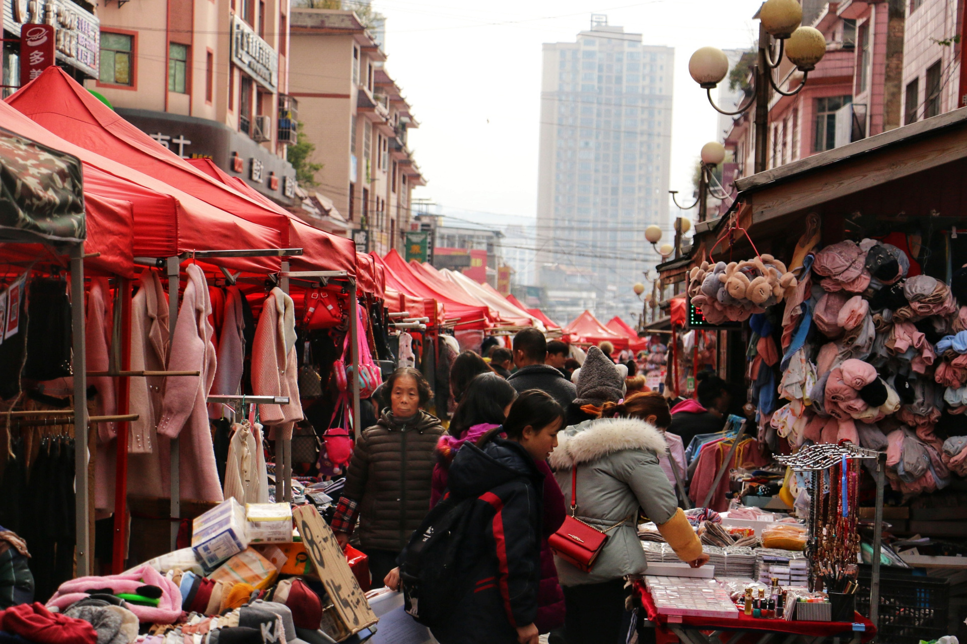 好花红最热闹的街道 好花红惠水步行街是当地最热闹的街道,深受当地人