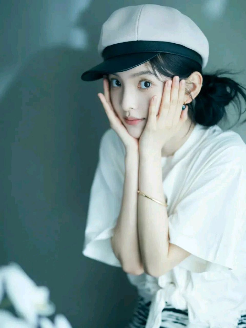 一位备受瞩目的新生代女演员,章若楠  她出生于1996年11月14日,是浙江