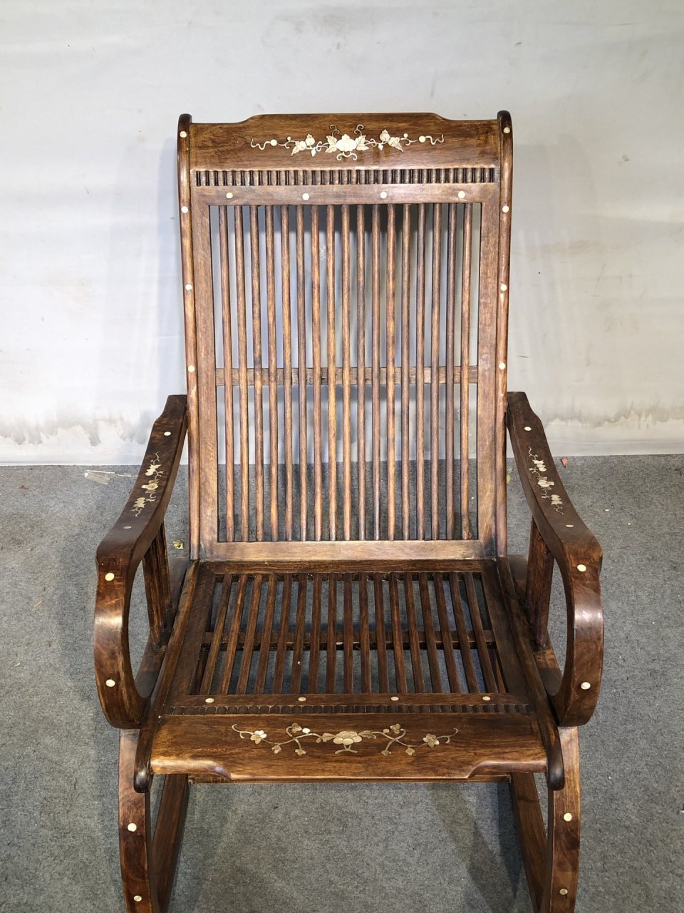 精品极品黄花梨镶贝壳摇椅.