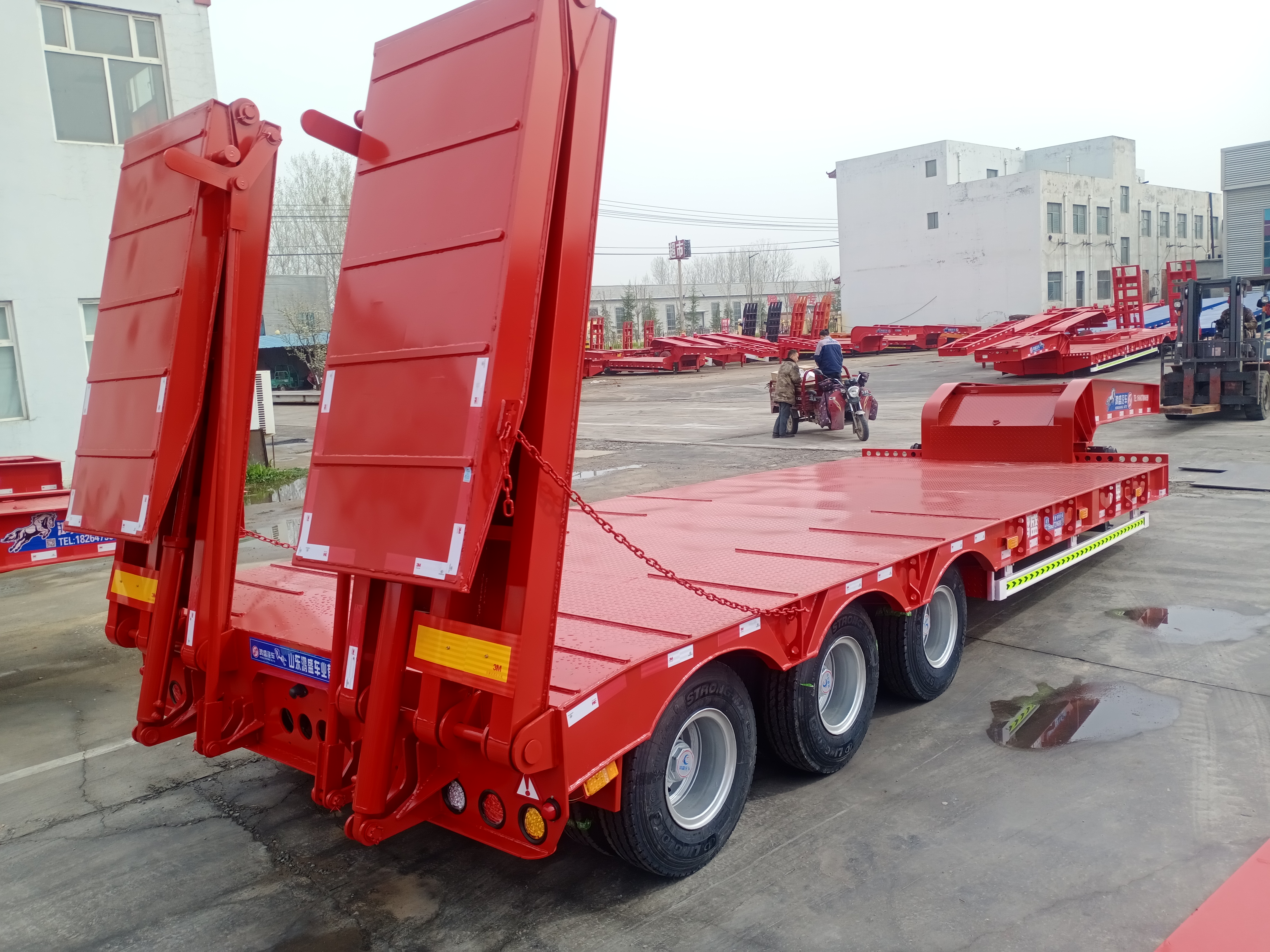 液压升降爬梯低平板拖车爬梯参数