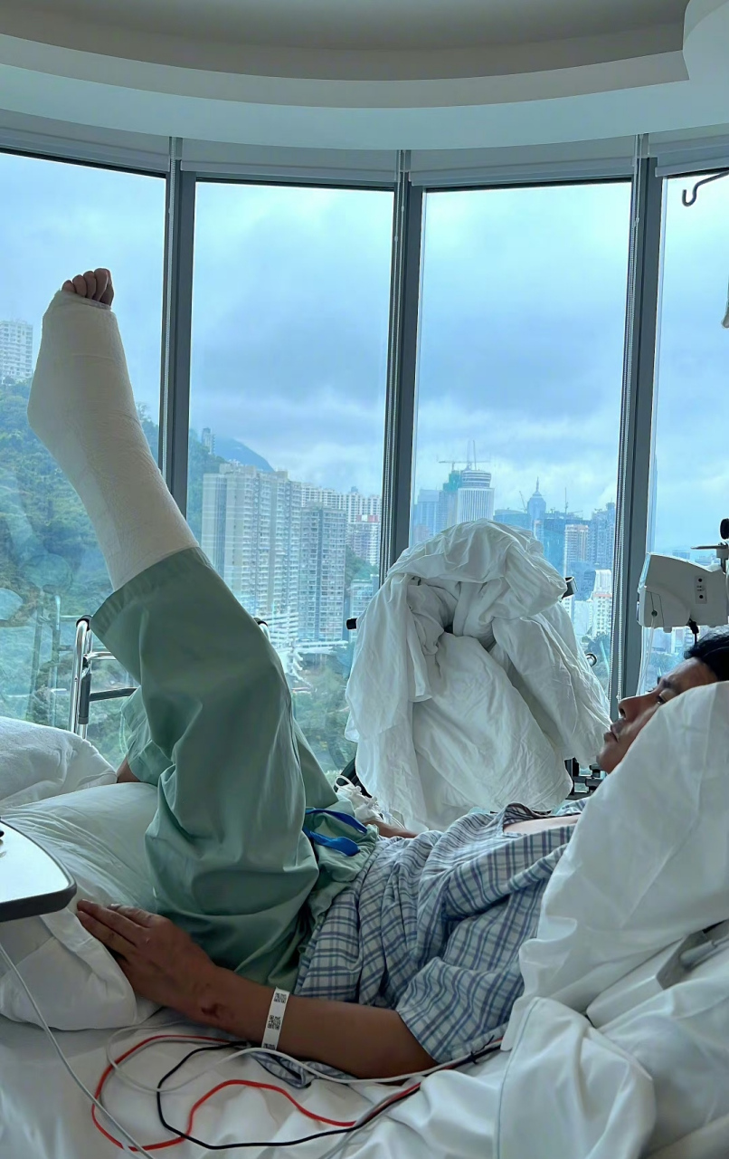 蔡少芬老公张晋拍戏受伤进医院,脚上打了石膏躺在病床