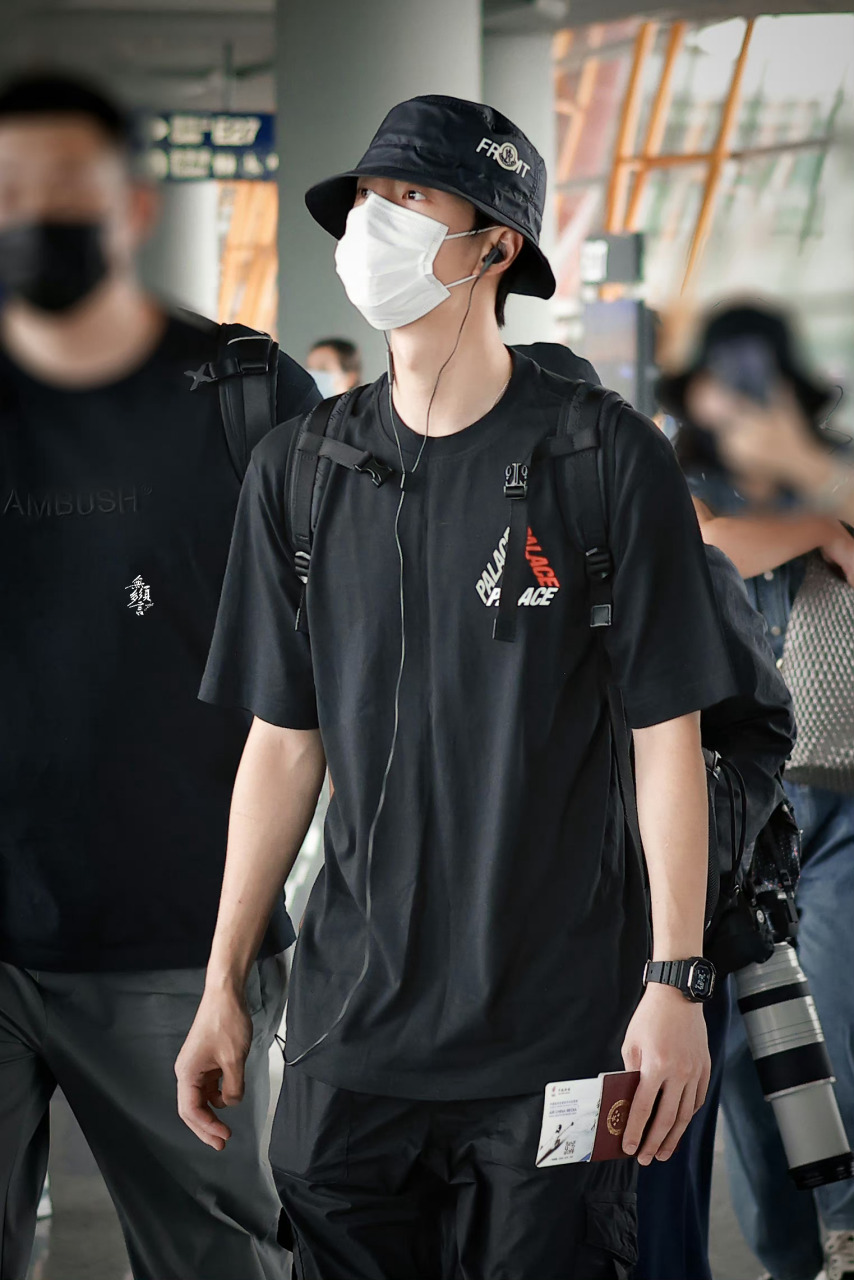 王一博的街拍时刻 #金秋图文动态创作节