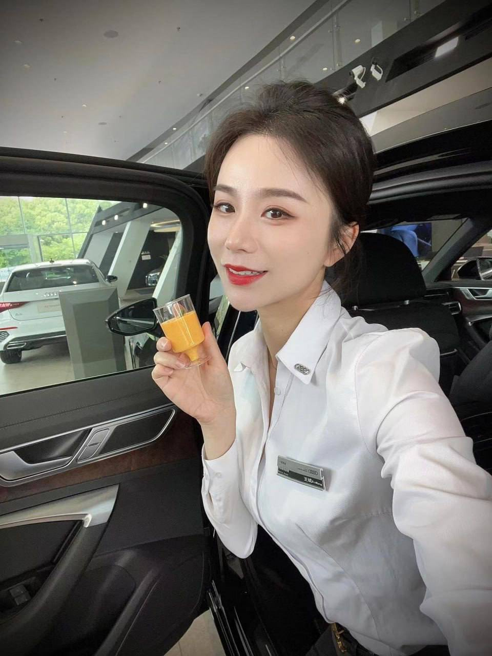 奔驰店的金牌女销售 听说掌握着不为人知的特殊技巧