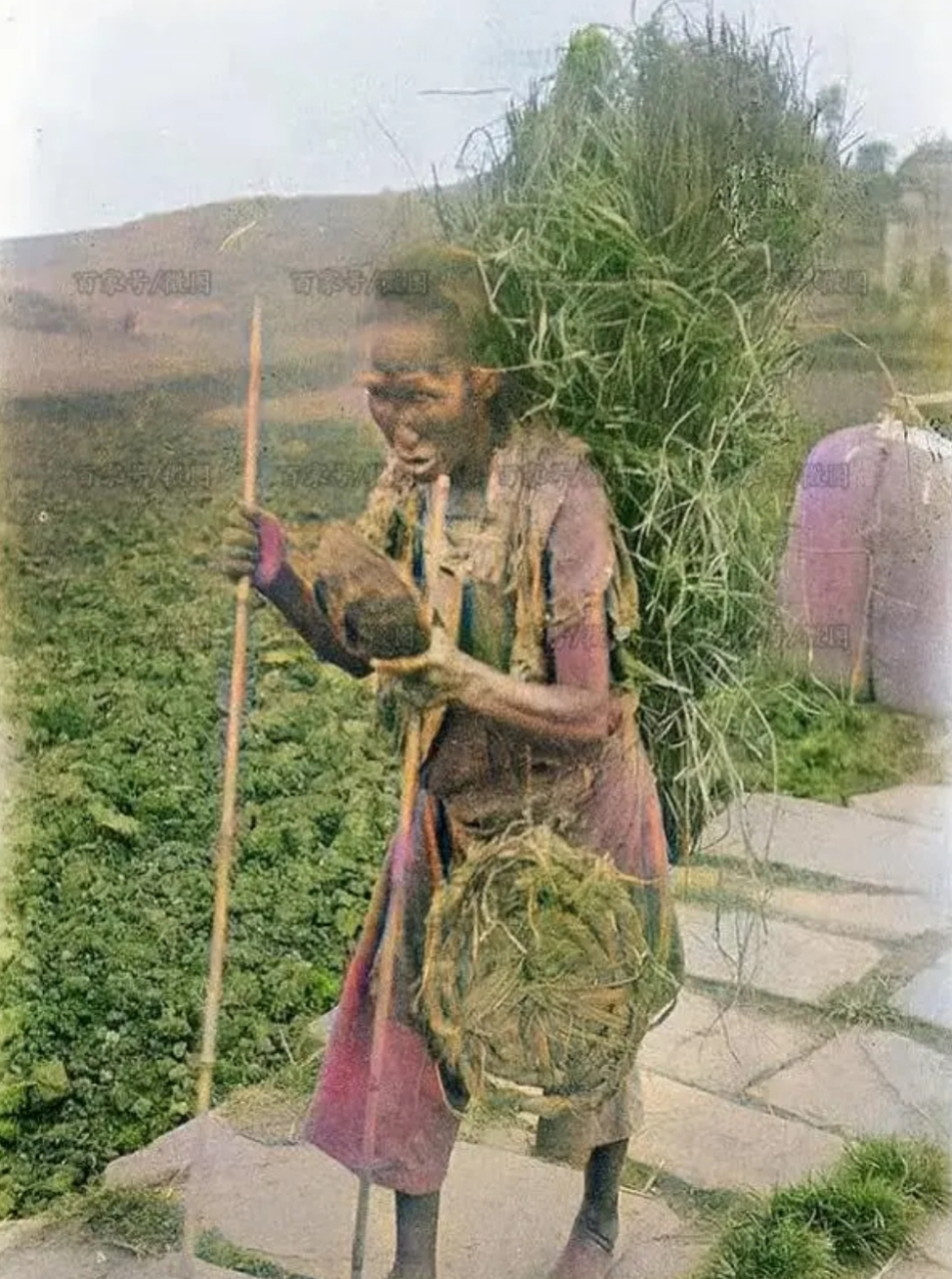 这张照片拍摄于清朝,一个女乞丐衣衫褴褛,浑身脏兮兮,光着脚乞讨.