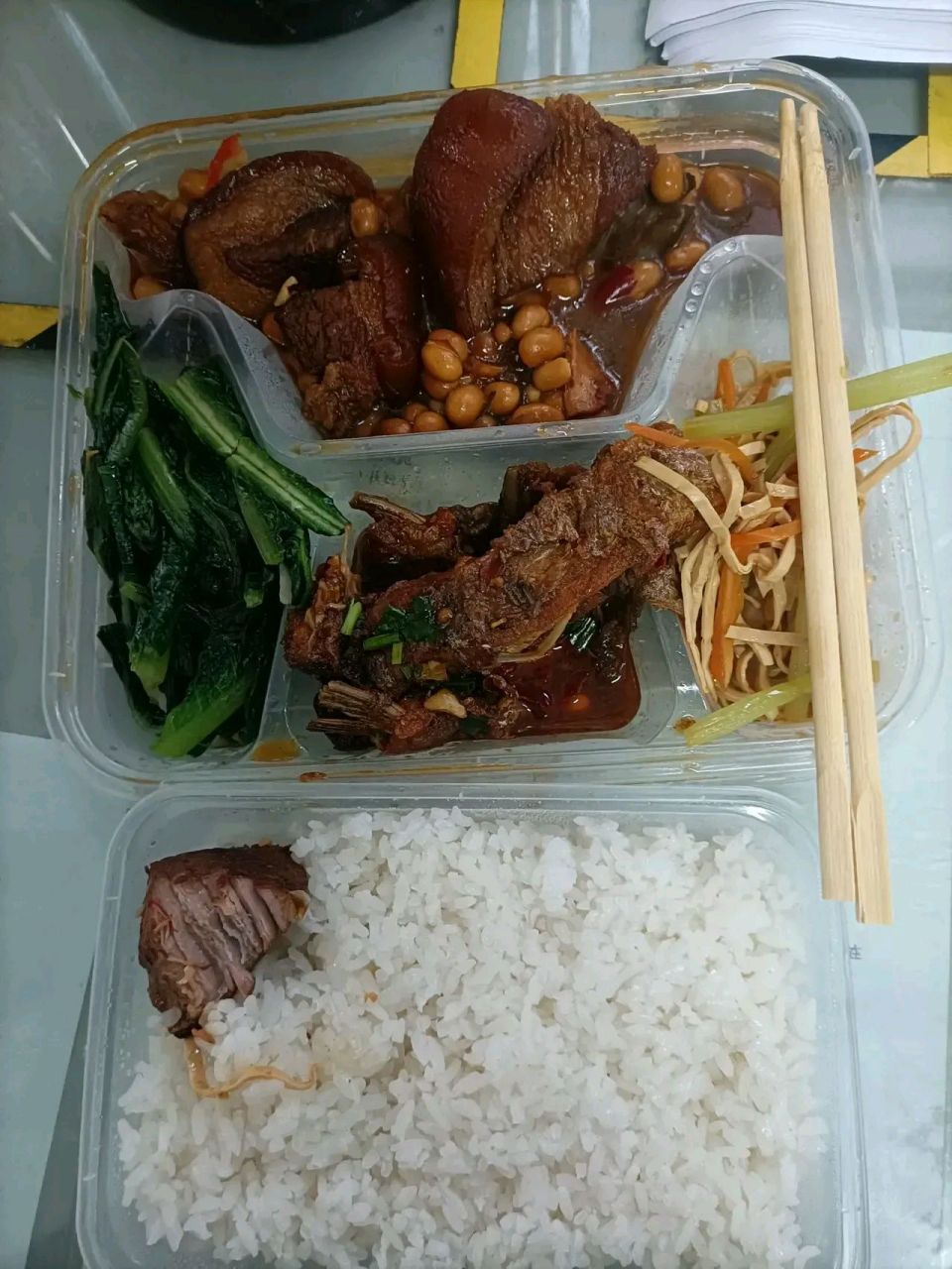 建筑工人盒饭图片