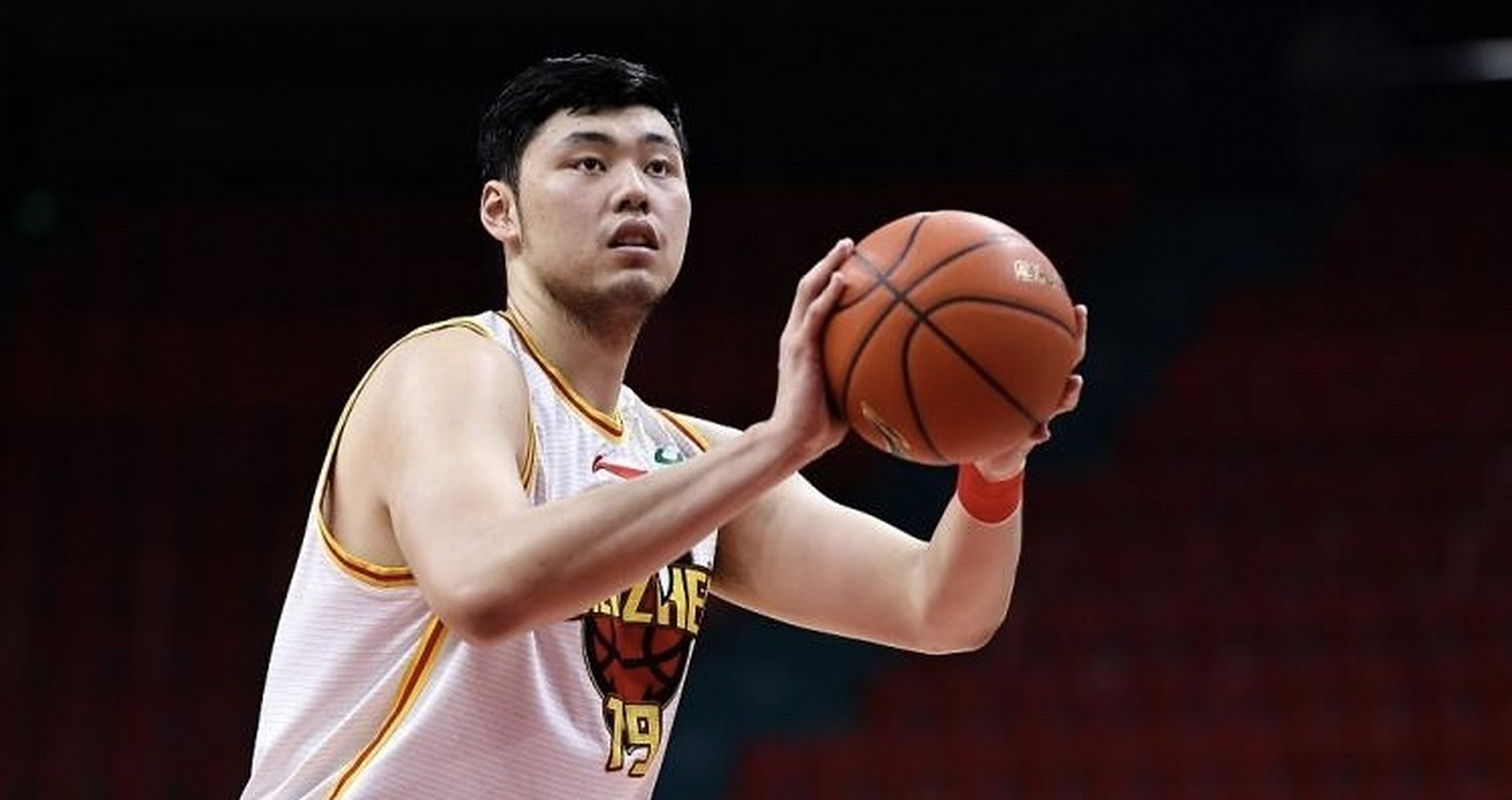 身高2米20的赵义明加盟cba福建队  据报道深圳男篮的内线赵义明已与新