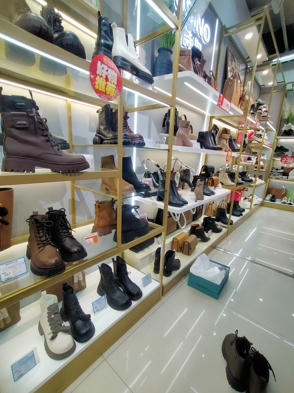 今天跟爱人一起来到邢台的家乐园商场超市,发现了一个问题,前几天双11
