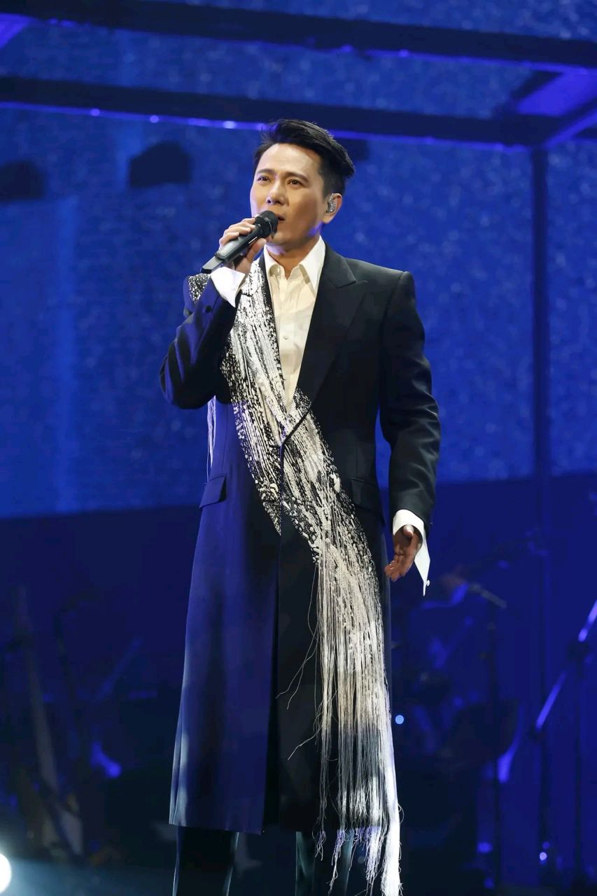 为什么同样是过气歌星,周传雄,张信哲演唱会一票难求,汪峰演唱会却上