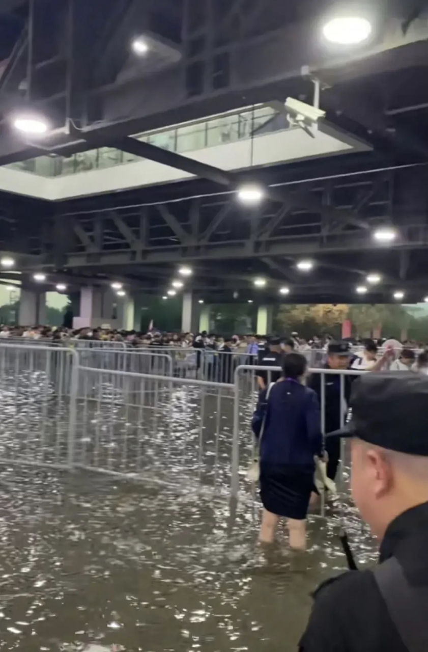 上海暴雨,国家会展中心被淹.