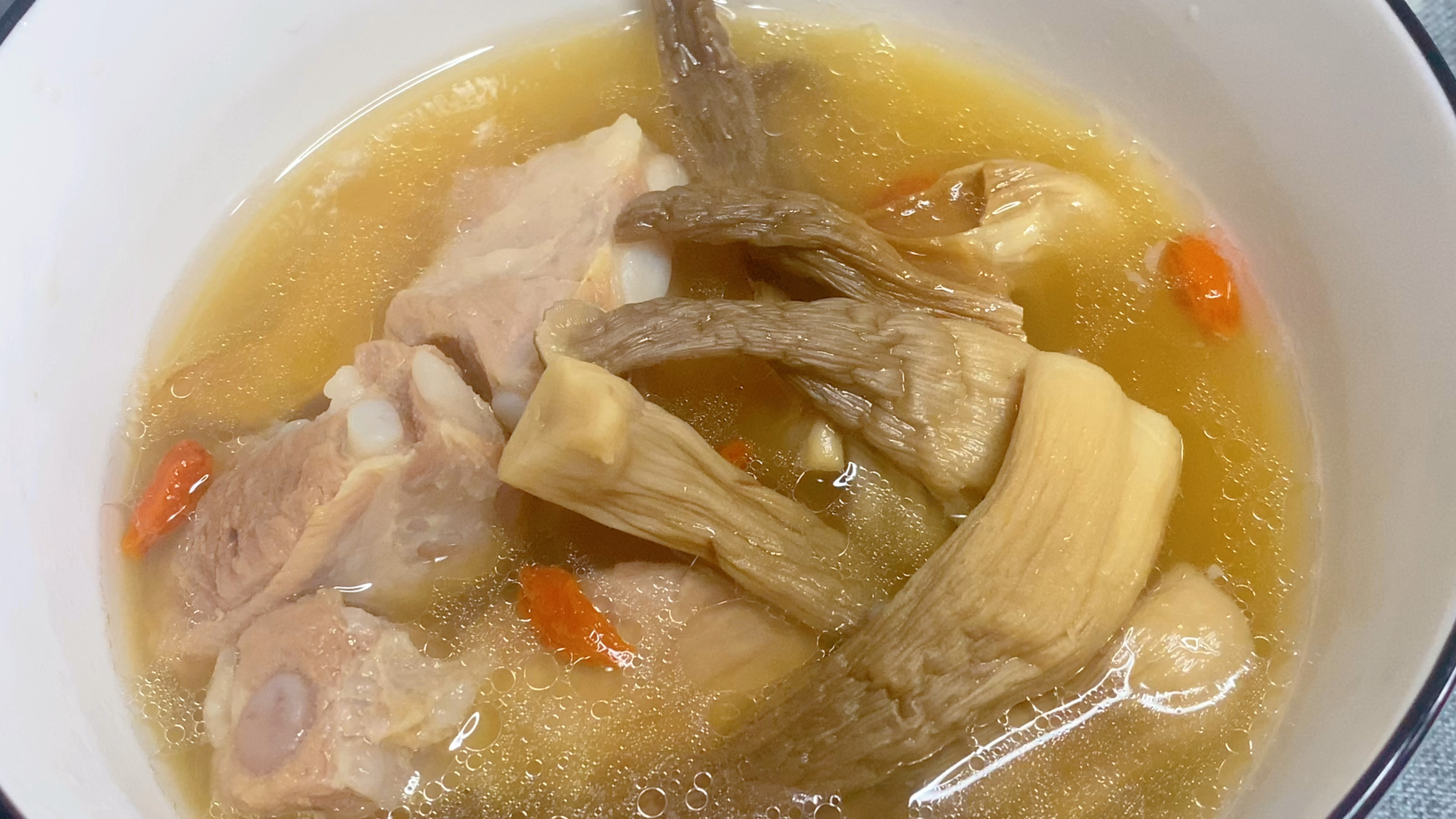 原汁原味的鹿茸菇排骨汤,滋补养胃养生,鲜掉眉毛,超级好喝!
