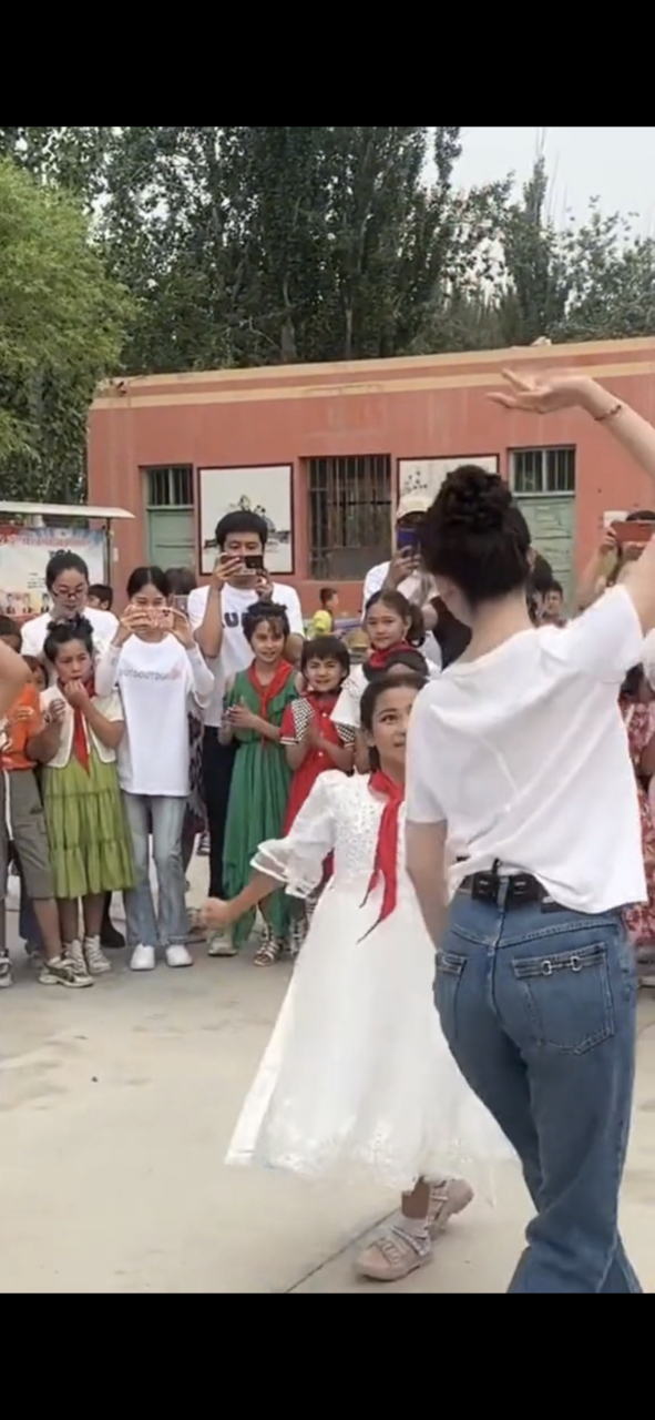 喀什伽师县,终于近距离的拍到了娜扎跳舞