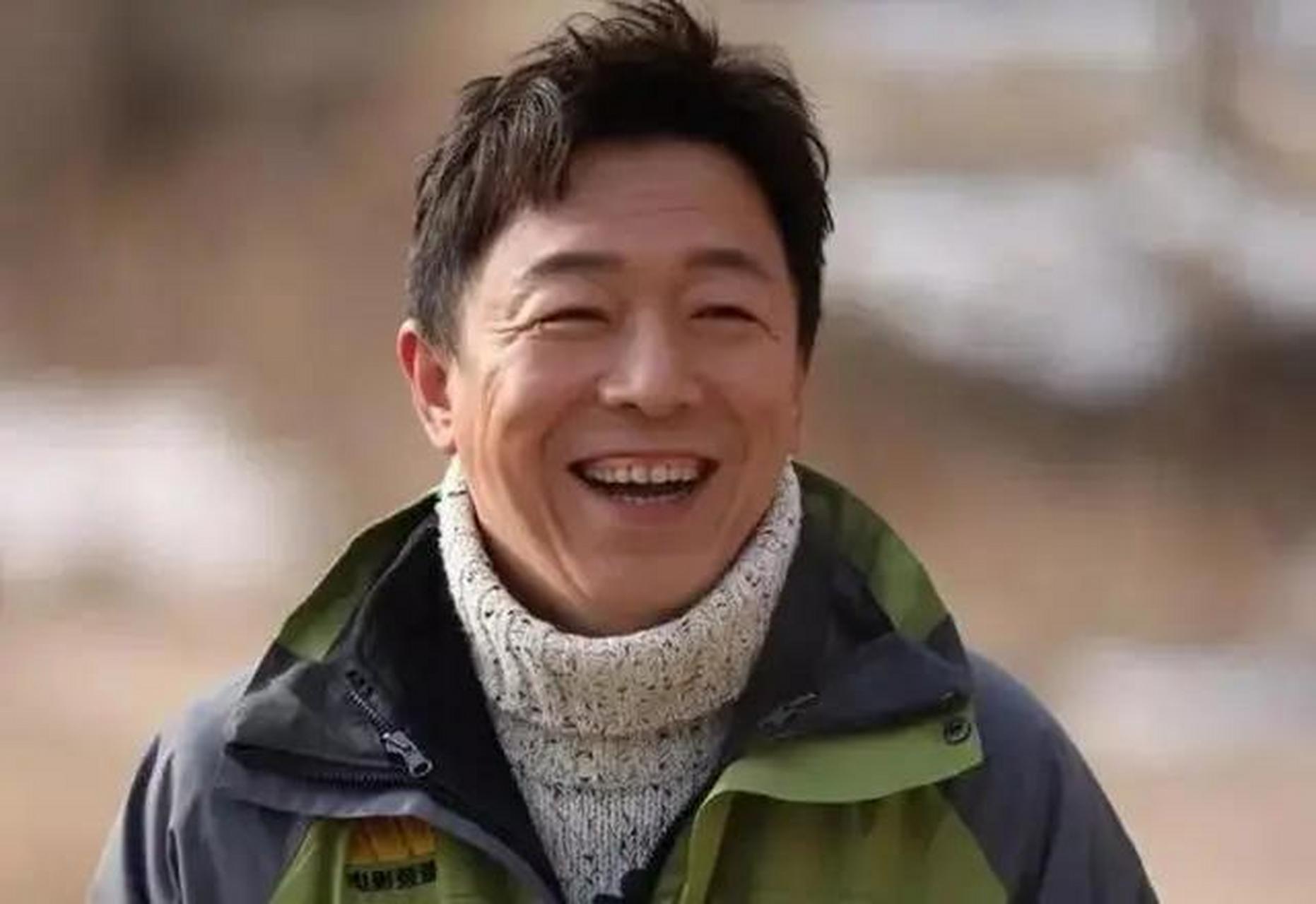 原来他就是黄渤的父亲,儿子身价百亿,却把他送往"养老院"  在这个情感