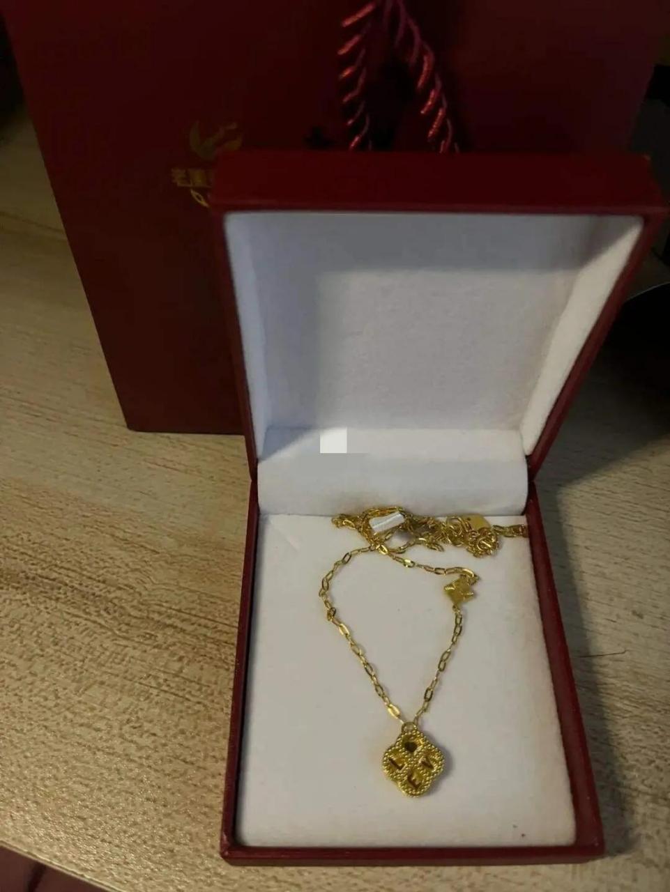 最近黄金涨了,我姐把家里的黄金首饰都拿出去卖了一部分,一共是30克