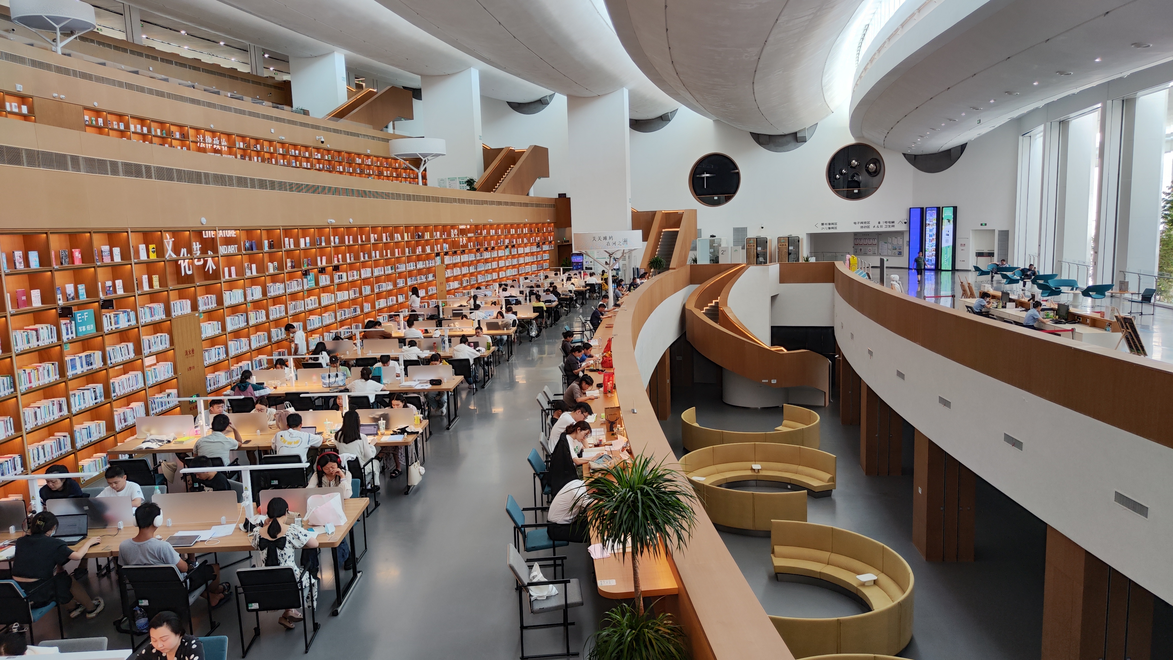 东西湖区图书馆是一个非常适合学习和看书的好地方,总建筑面积达到28