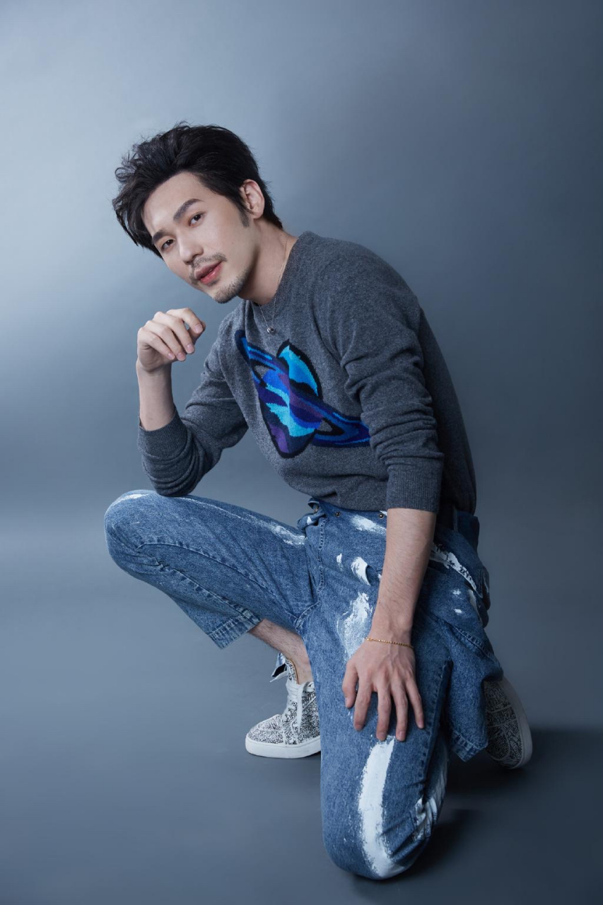 肖战他现在也不是纯鹅系艺人了,跟各个平台都有在接触.