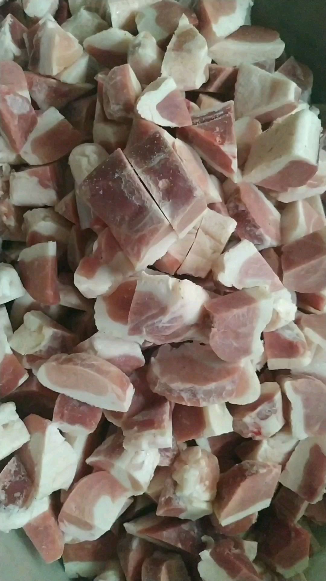 来看看这个是带皮鸭胸肉,鸭胸肉就分两种档次,更何况可能还有别的部位的肉