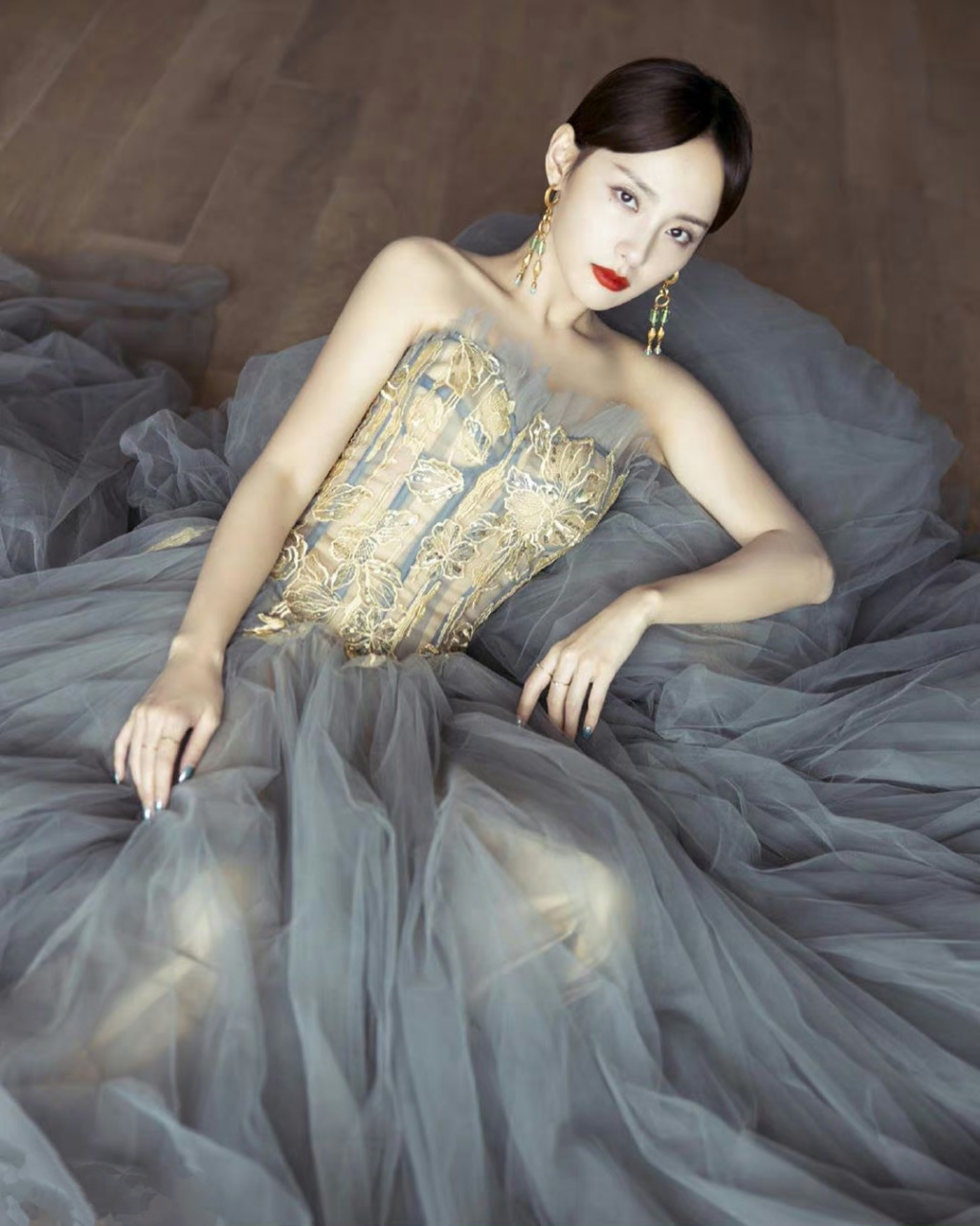 张嘉倪# 一袭层层叠叠的抹胸纱裙,肤白貌美的容颜,窈窕曼妙的身材