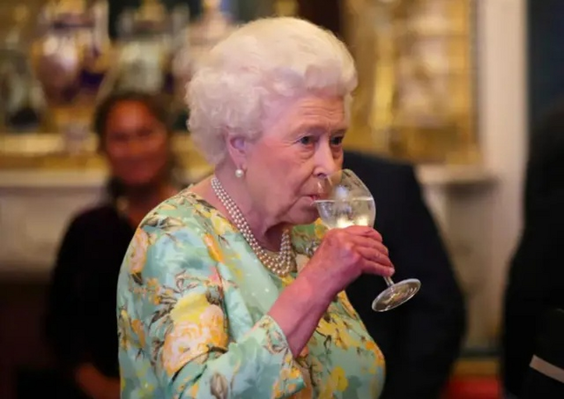 英国女王端红酒杯图片