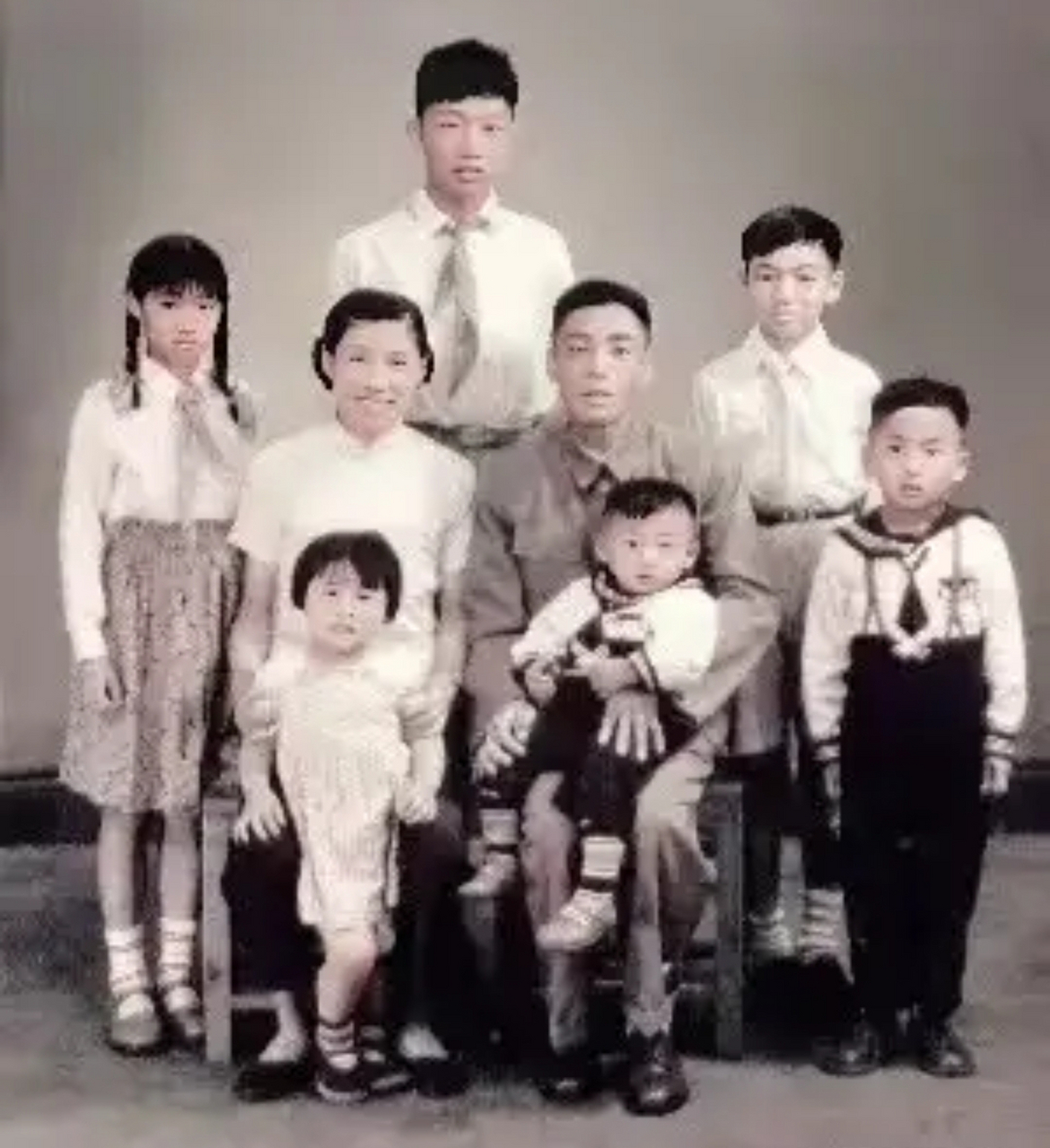 1956年,吴咏湘少将一家的全家福合影,他和妻子在战争中相识,结婚,一共