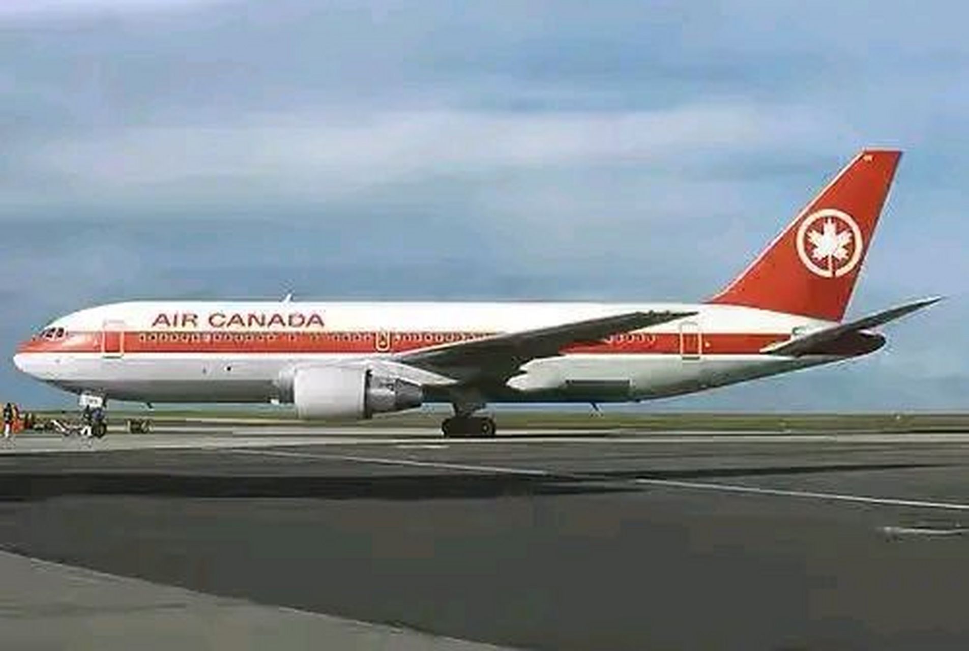 1983年7月,一架加拿大航空的波音767客机,在12000米高空飞行时,油箱