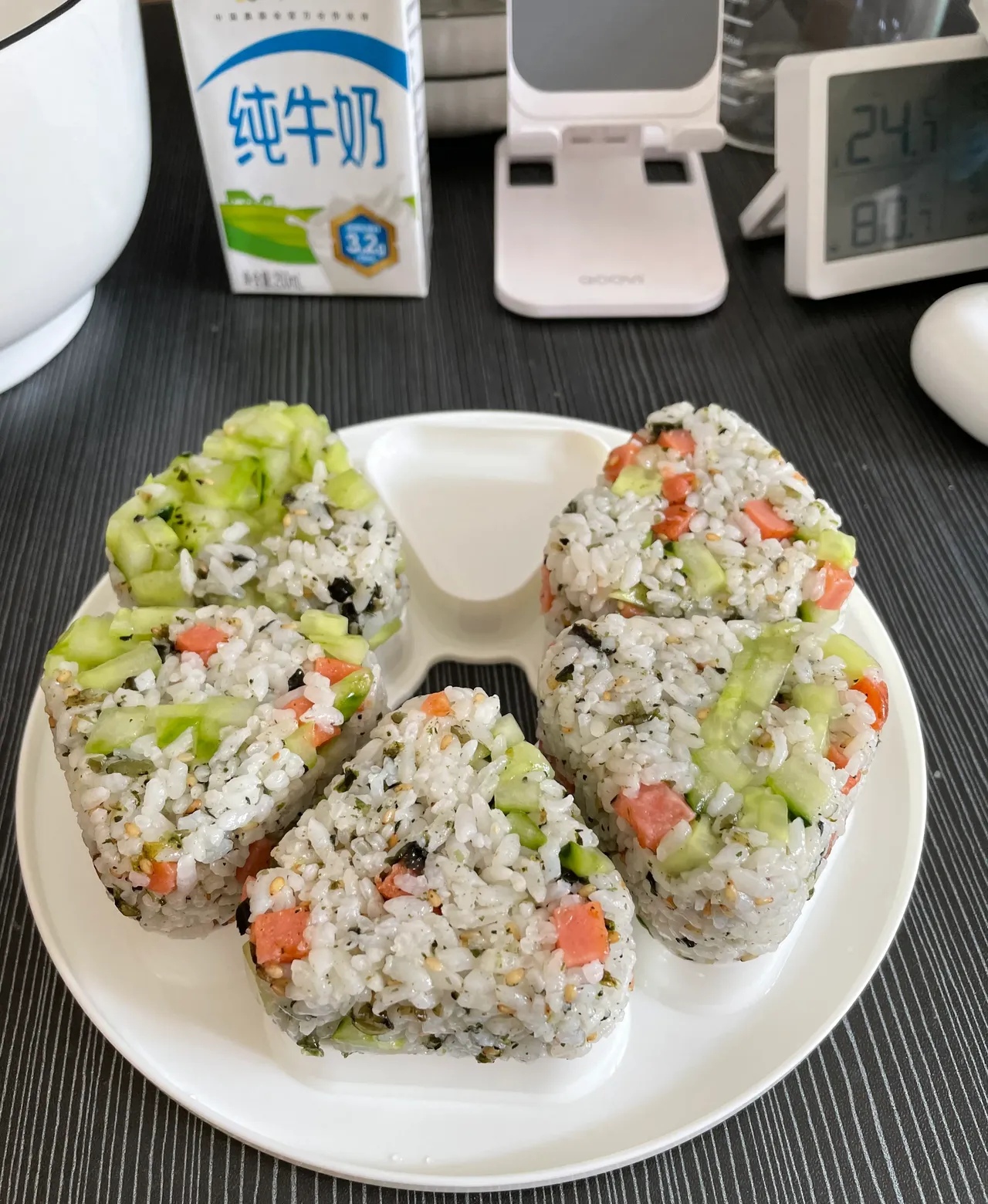 今天我自己在家里面做了饭团特别简单感觉和外面买的差不多外面一