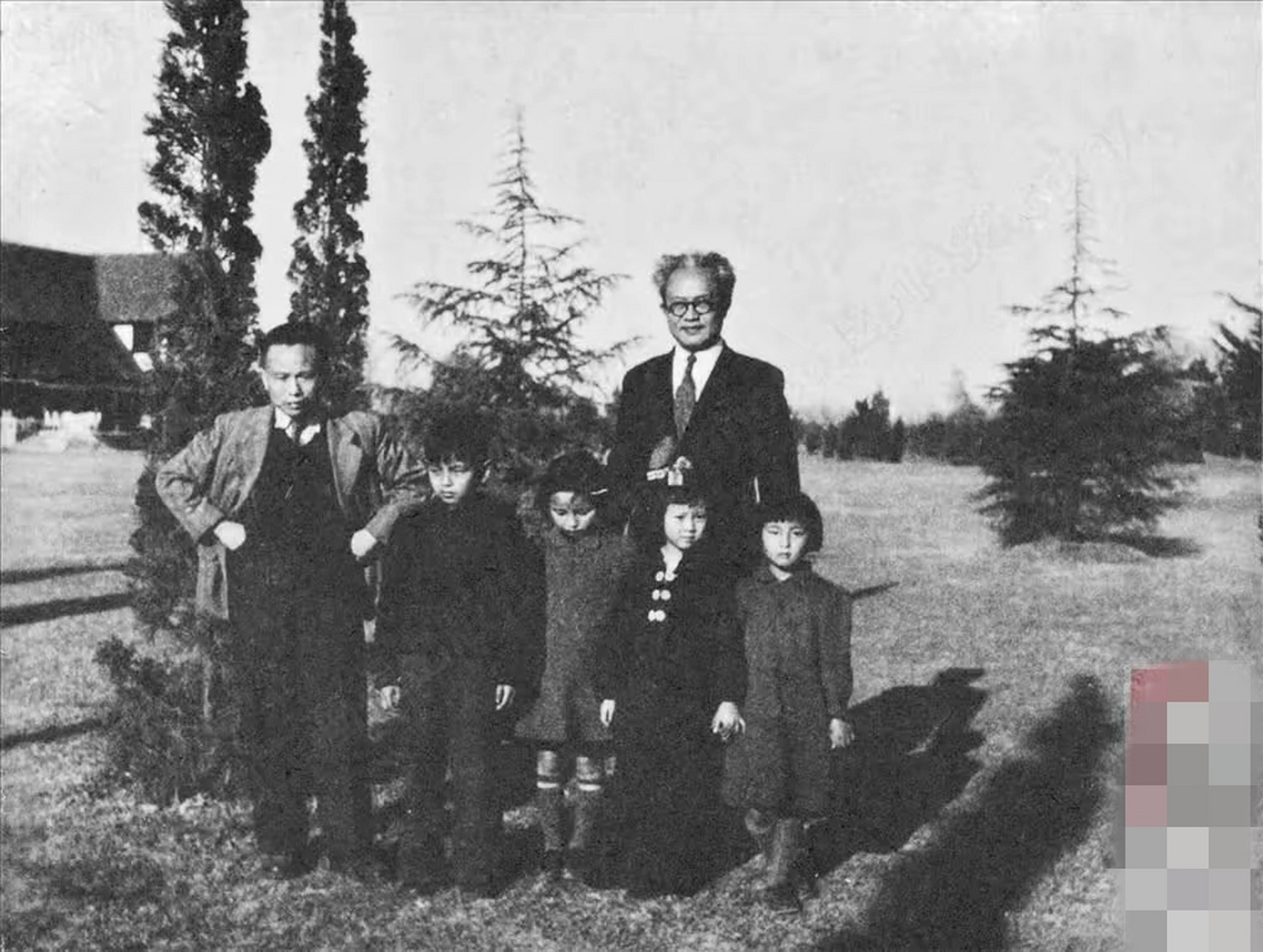 罗稷南与友人郑易里的老照片  蔡元培兼容并蓄的教育方针大概给罗稷南