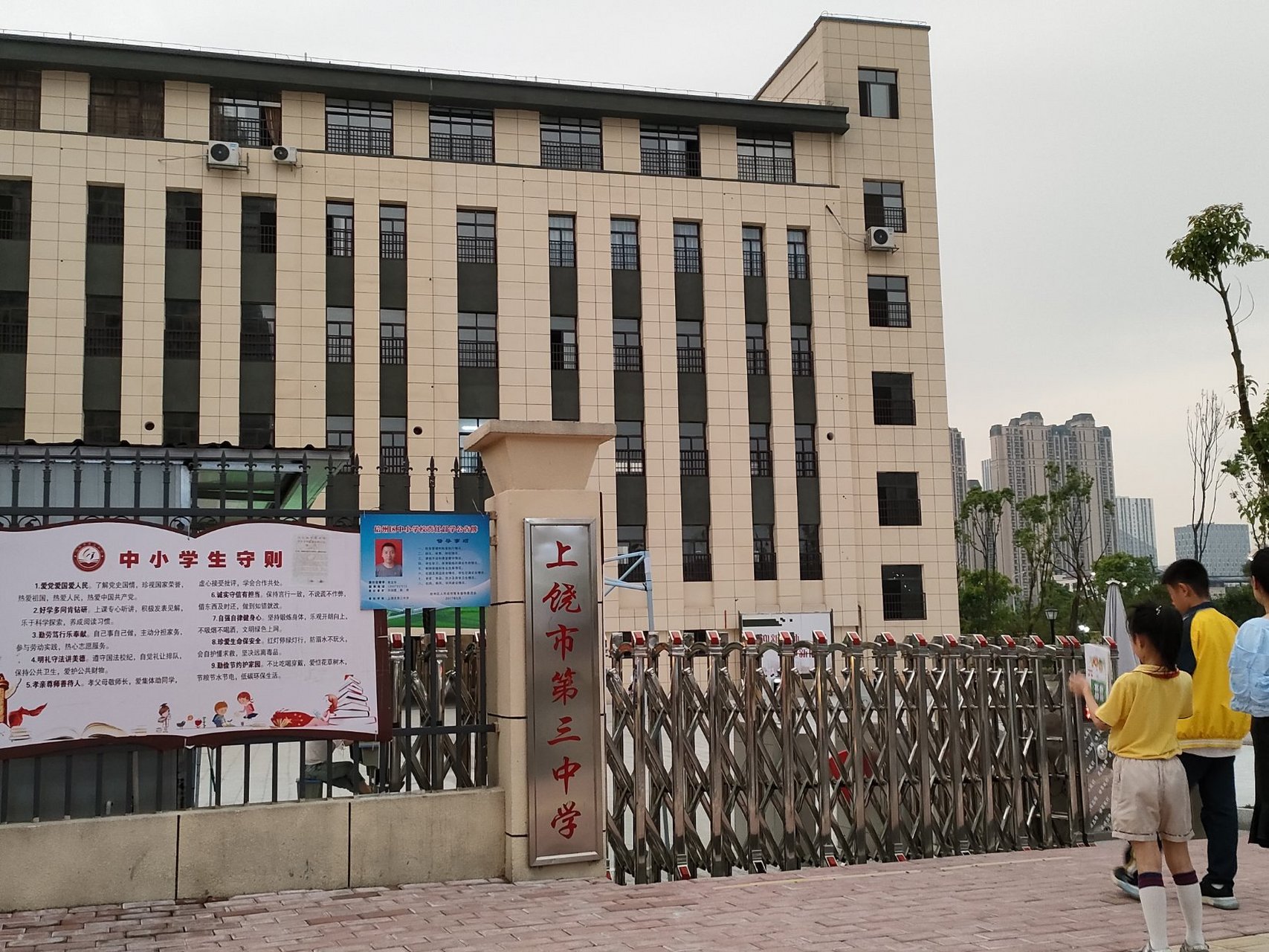 听说上饶市第三中学都比上饶铁中好了,不知道是不是真的?