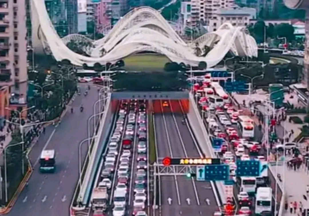 武汉市民族大道光谷广场转盘,这里路口隧道设置大家怎么看?