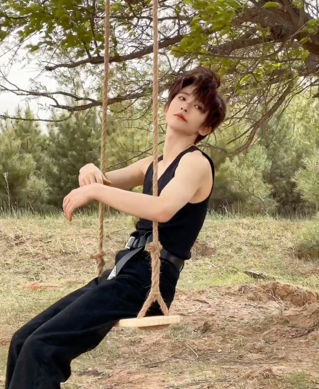 刘宇晒硬汉风格营业照,胳膊撑在马路上尽显肌肉线条,为了新歌拍摄了不