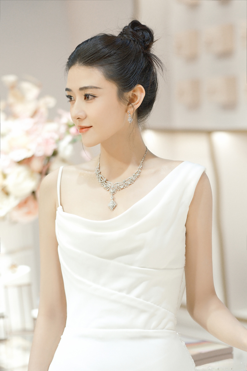 梁洁端庄典雅的一组照片#养眼美女# #明星# #梁洁