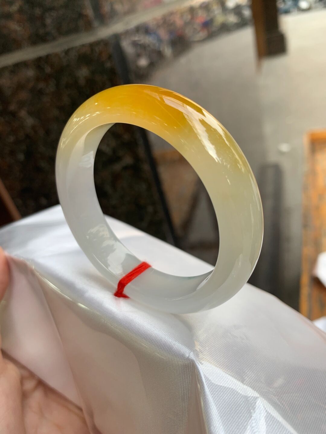 小姐姐也合适哦,美女在阿麦这里订制黄翡手镯送给婆婆