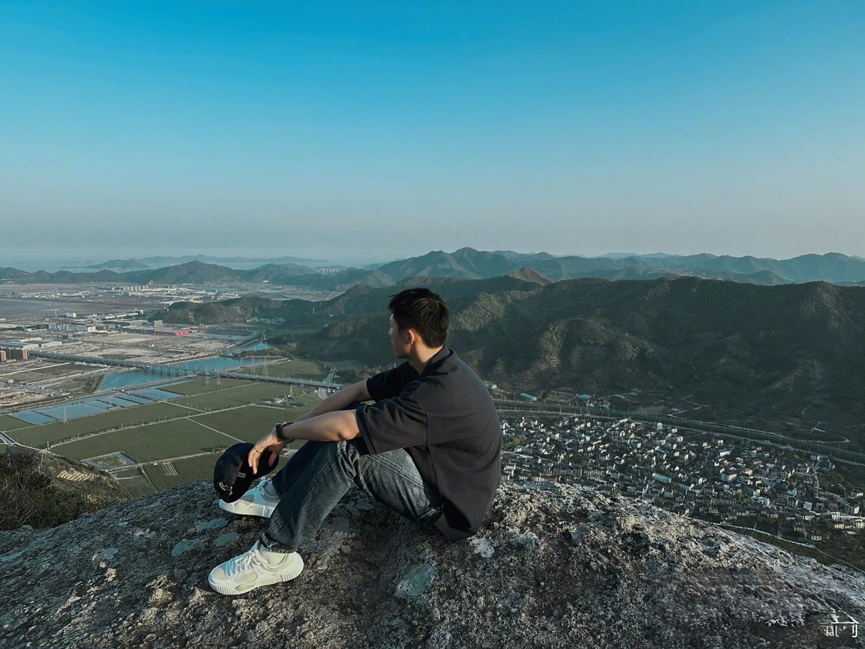 黄景瑜,爬山照片,不知道是哪的山,视野开阔,让人心情愉悦
