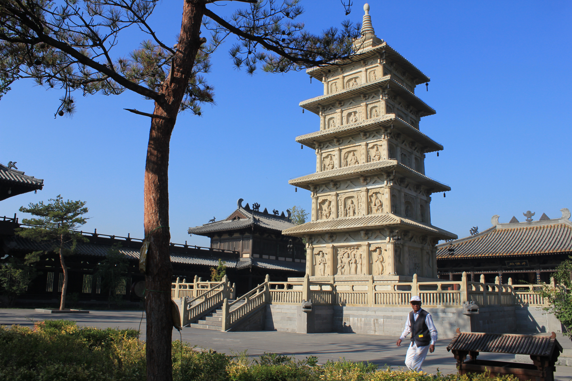 云冈石窟的本体应是灵岩寺,昙曜主持修建了石窟,然而我们只知石窟而不