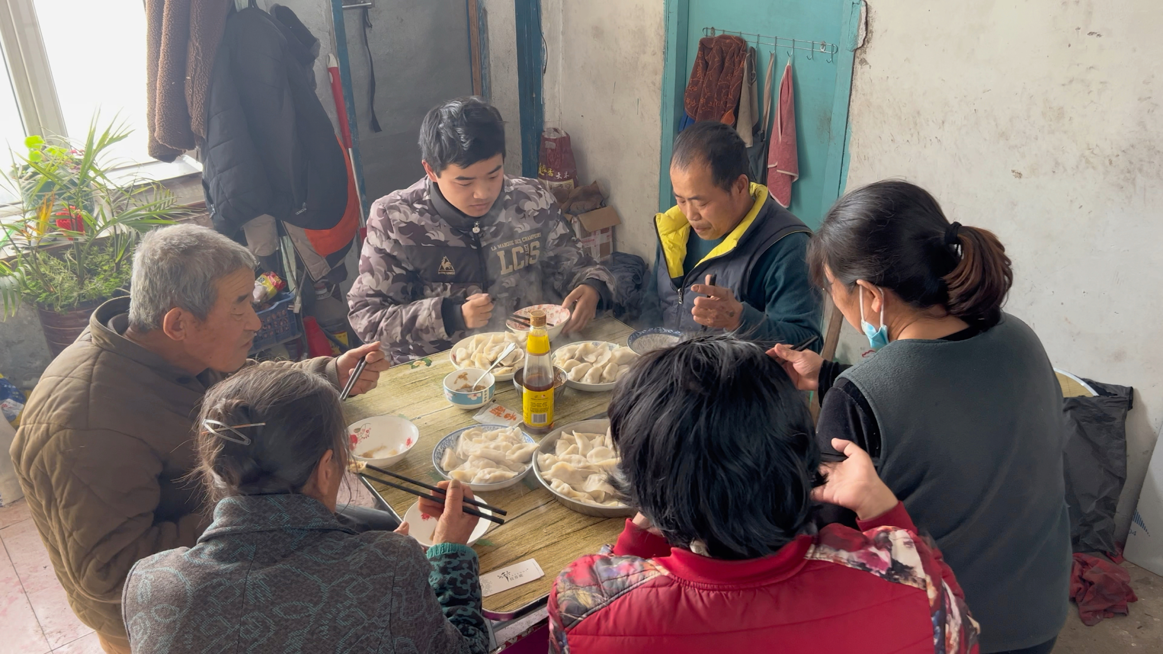 大姨今天要回家,强爸拿一块猪肉包饺子,全家围在一起,吃的幸福