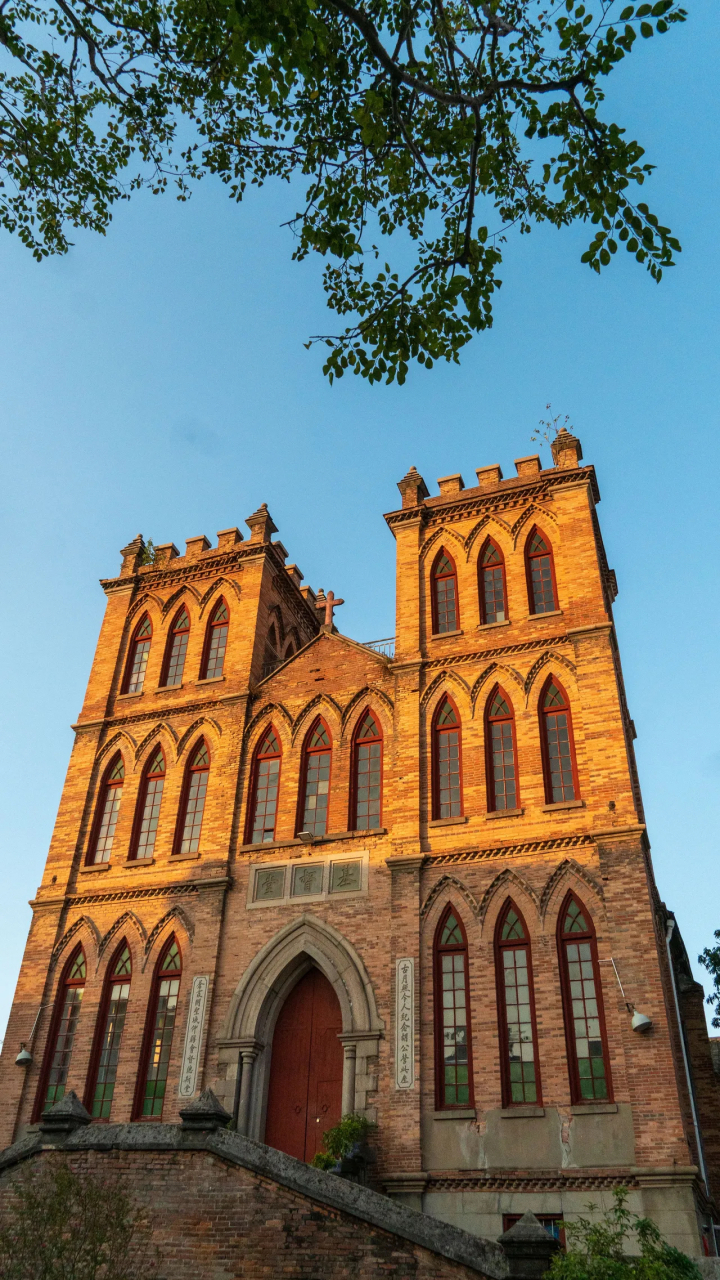 今年因为附近的福州青年会成为网红,才初识苍霞基督教堂,看到它的第一
